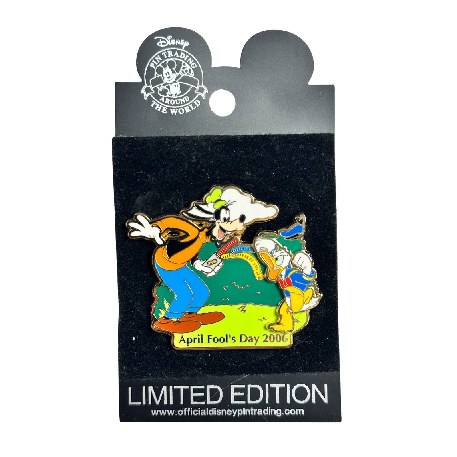 Disney WDW Donald & Goofy April Fools Day 2006 Pin: Disney WDW Donald & Goofy April Fools Day 2006 Pin. This features Goofy pranking Donald.