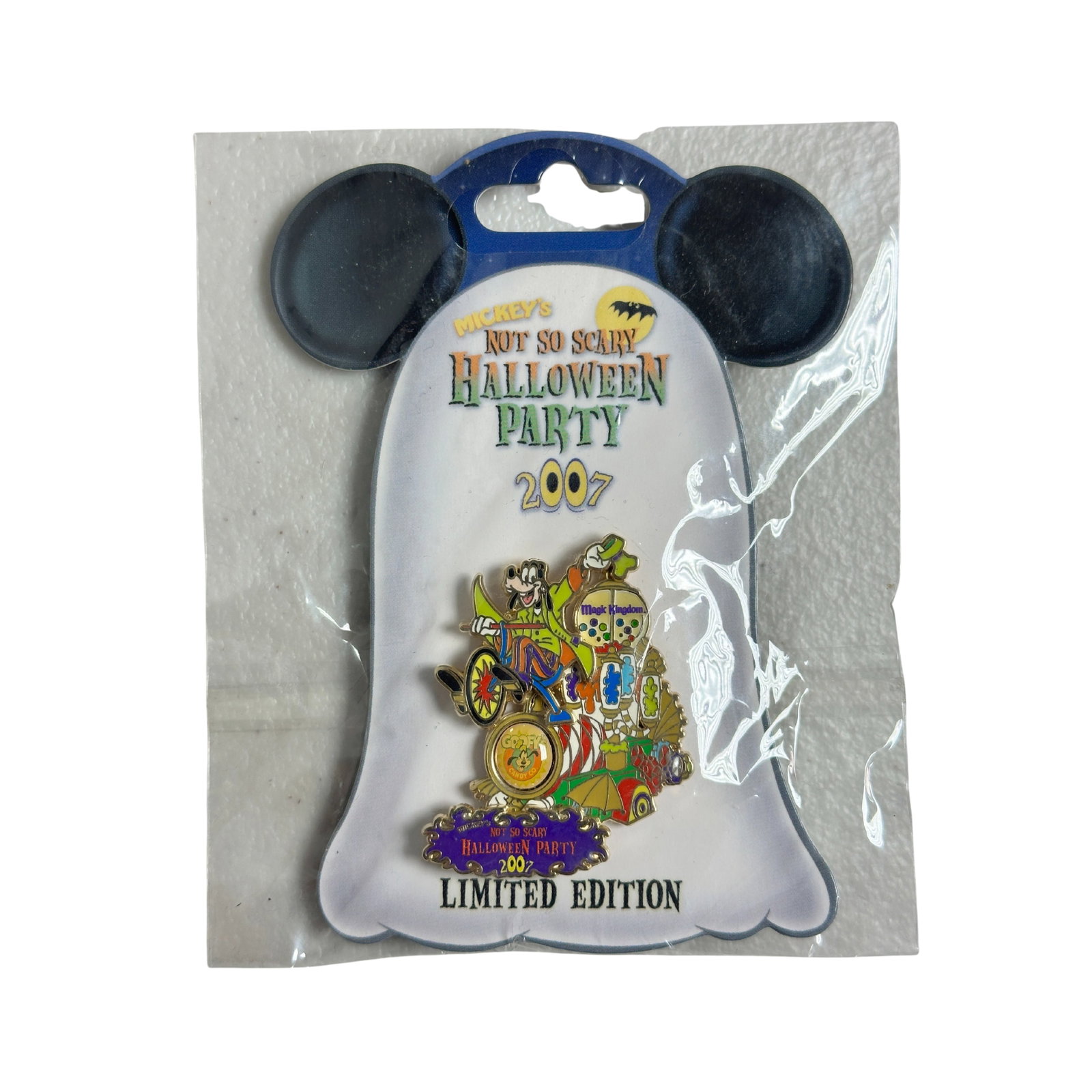 Disney WDW Mickey's Not So Scary Halloween Party 2007 Goofy Pin: Disney WDW Mickey's Not So Scary Halloween Party 2007 Goofy Pin. This features Goofy on a candy maker.*****FREE SHIPPING********SELECT BUYER ARRANGED SHIPPING AT CHECKOUT*****