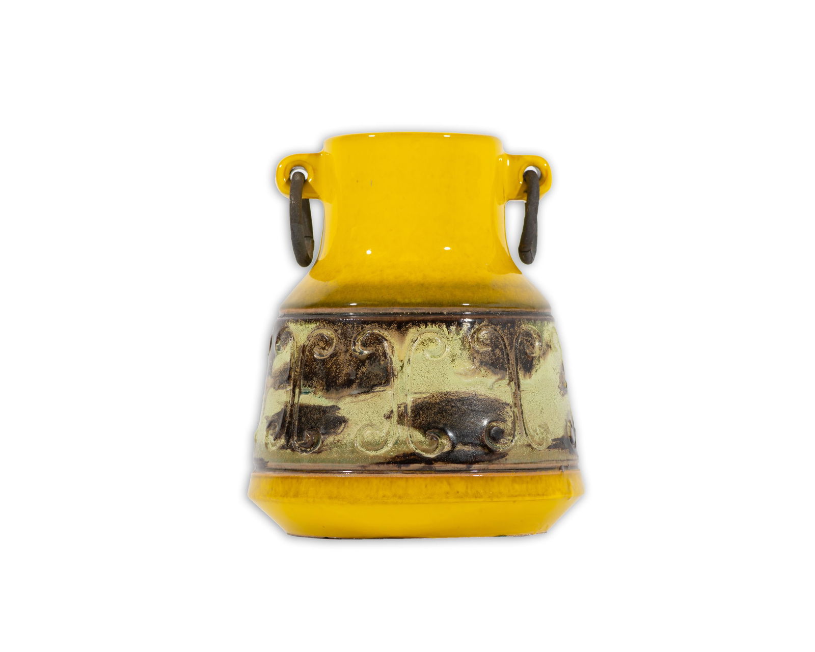 Alvino Bagni Raymor Italian Vase: Mid-century yellow ceramic vase designed by Alvino Bagni (1919-2009) for Raymor. Made in Italy. Vase has metal ring handles. Bagni Raymor sticker present tp underside alongside "Italy" stamp