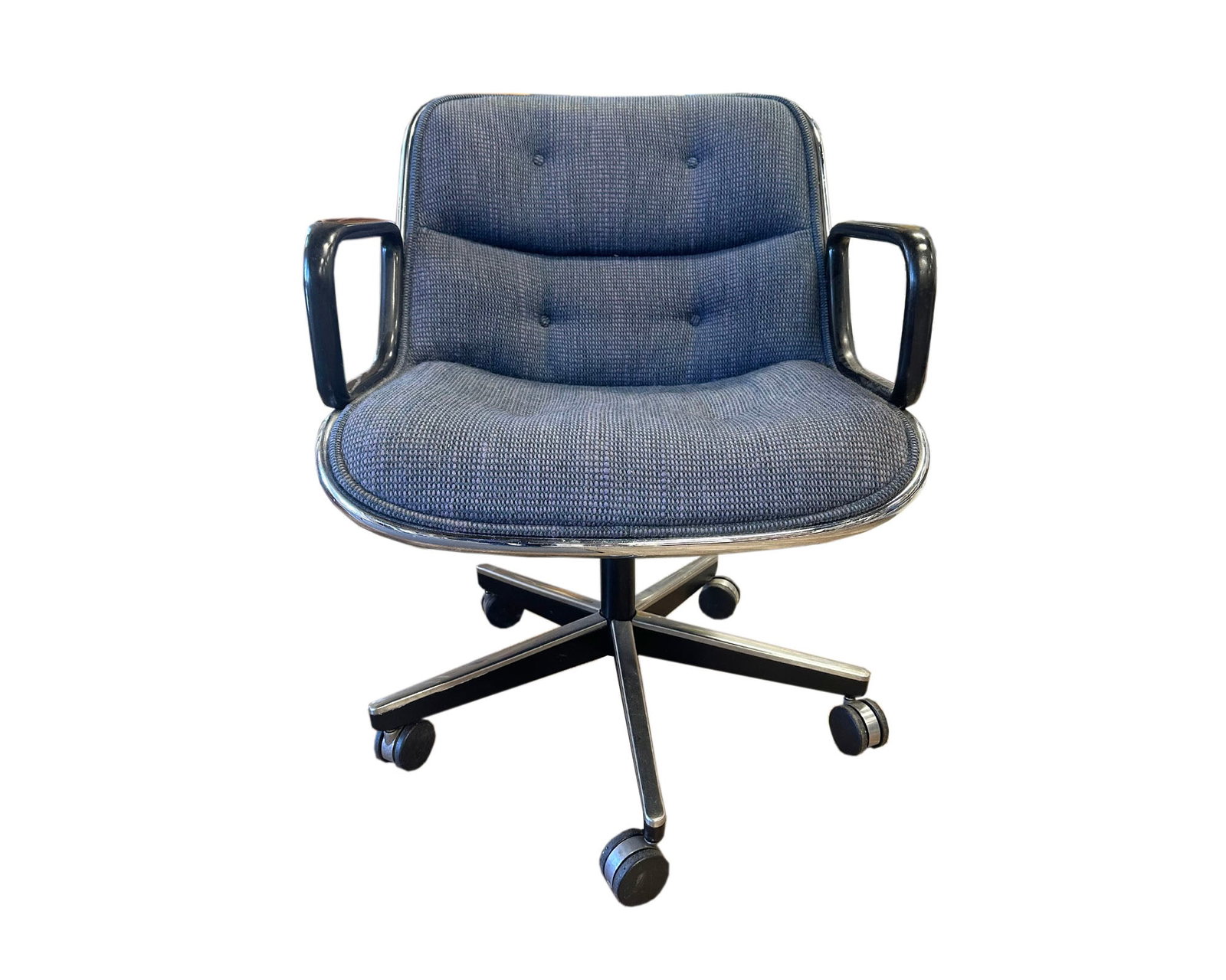 Charles Pollock for Knoll Executive Chair: Executive chair designed by the American designer Charles Pollock (1930-2013) for Knoll. Measurements: 26" W x 31.5" H x 23" D. Pickup or third party shipping required.