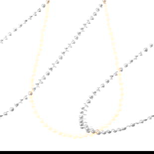 BAROQUE PEARL AND BRILLIANT-CUT DIAMOND NECKLACE: Baroque pearl necklace (7.5/8 mm) with 18 kt yellow gold clasp with 24.00 ct pearl and 0.48 ct brilliant-cut diamonds. Measurements: 140 cm