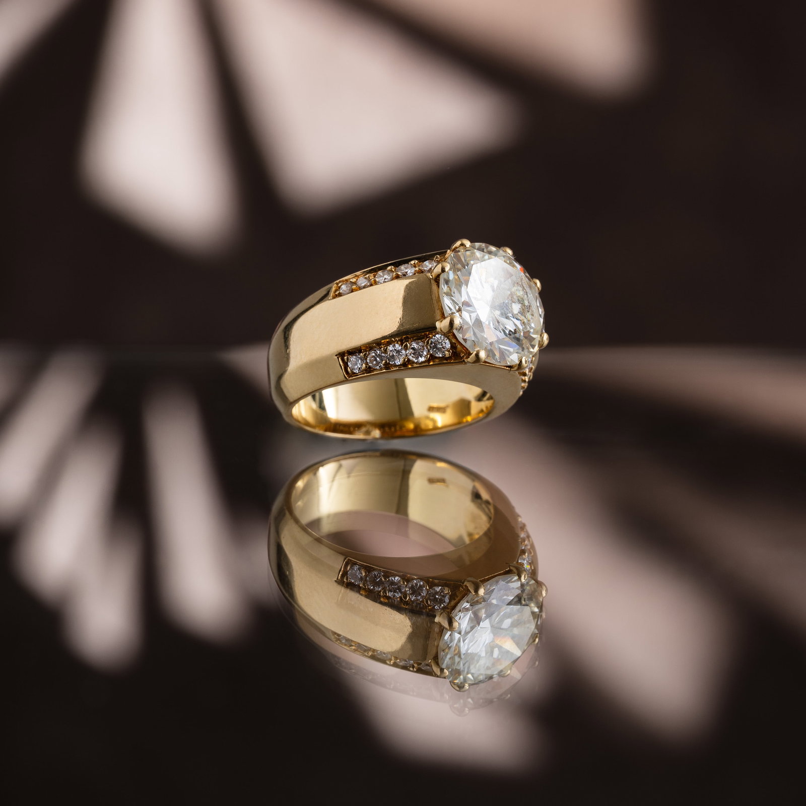 18 KT YELLOW GOLD RING WITH A DIAMOND: 18-karat yellow gold ring with a 4.88-carat diamond (M-N VVs). Size: 53/13 weight: 14.5 g.