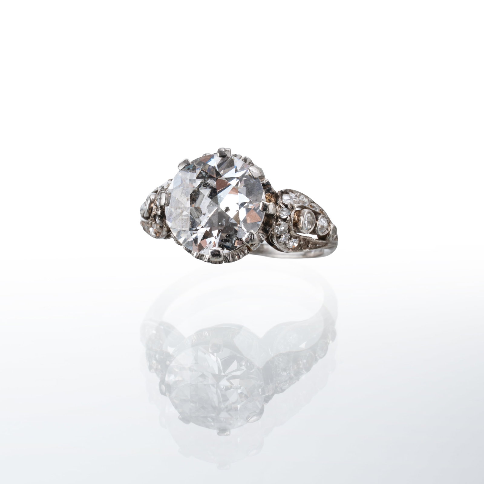 ANTIQUE-STYLE PLATINUM RING: Antique-cut platinum ring with a central stone measuring 9.95 x 9.99 x 5.20 mm.