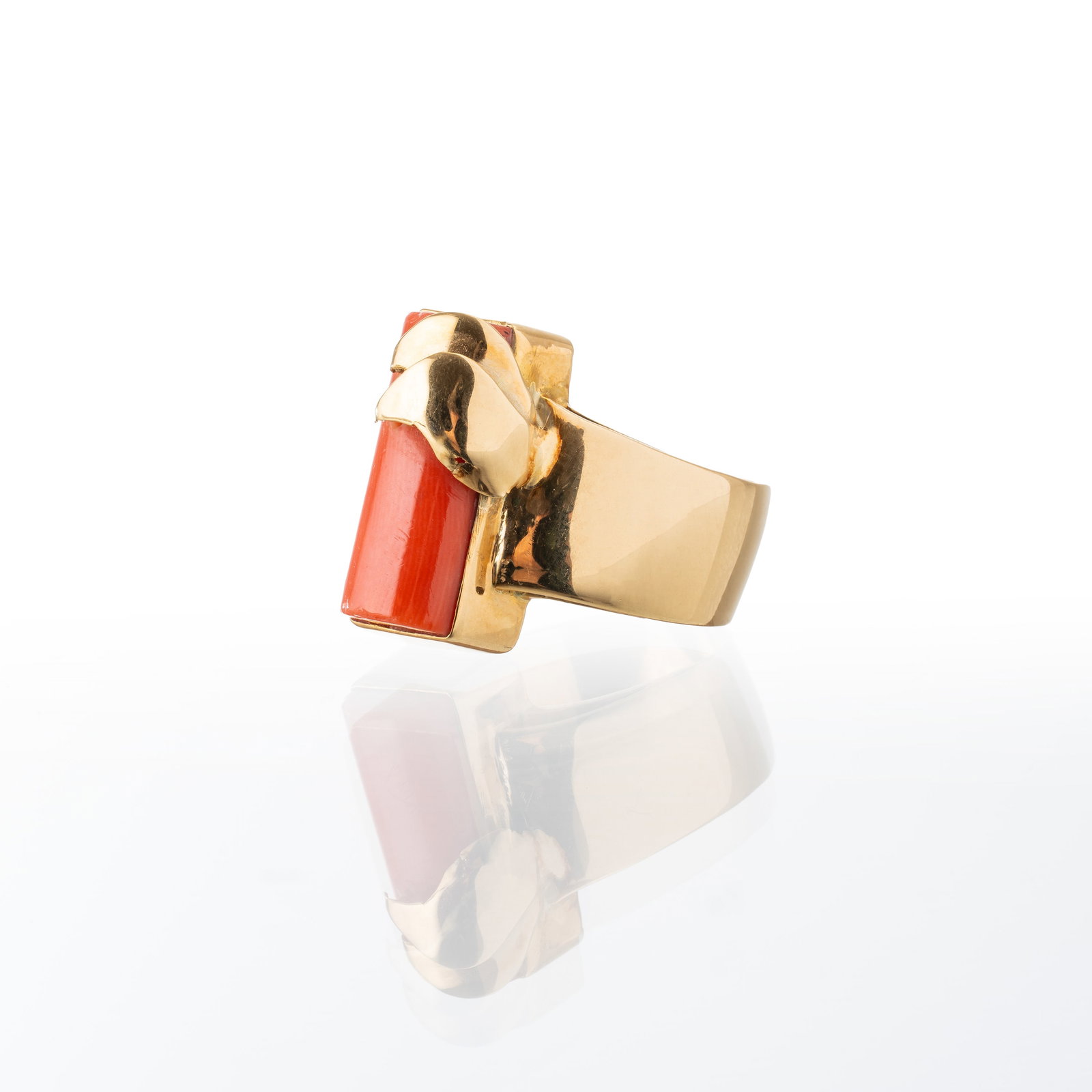 PAROURE IN 18 KT YELLOW GOLD AND ORIENTAL CORALS: Set in 18-karat yellow gold with Oriental corals. Earrings: 81 x 28 mm corals 25 x 14 mm. Ring: 18 mm high coral 17 x 9 mm. Size: 56/16. Total weight: 33.10 g.