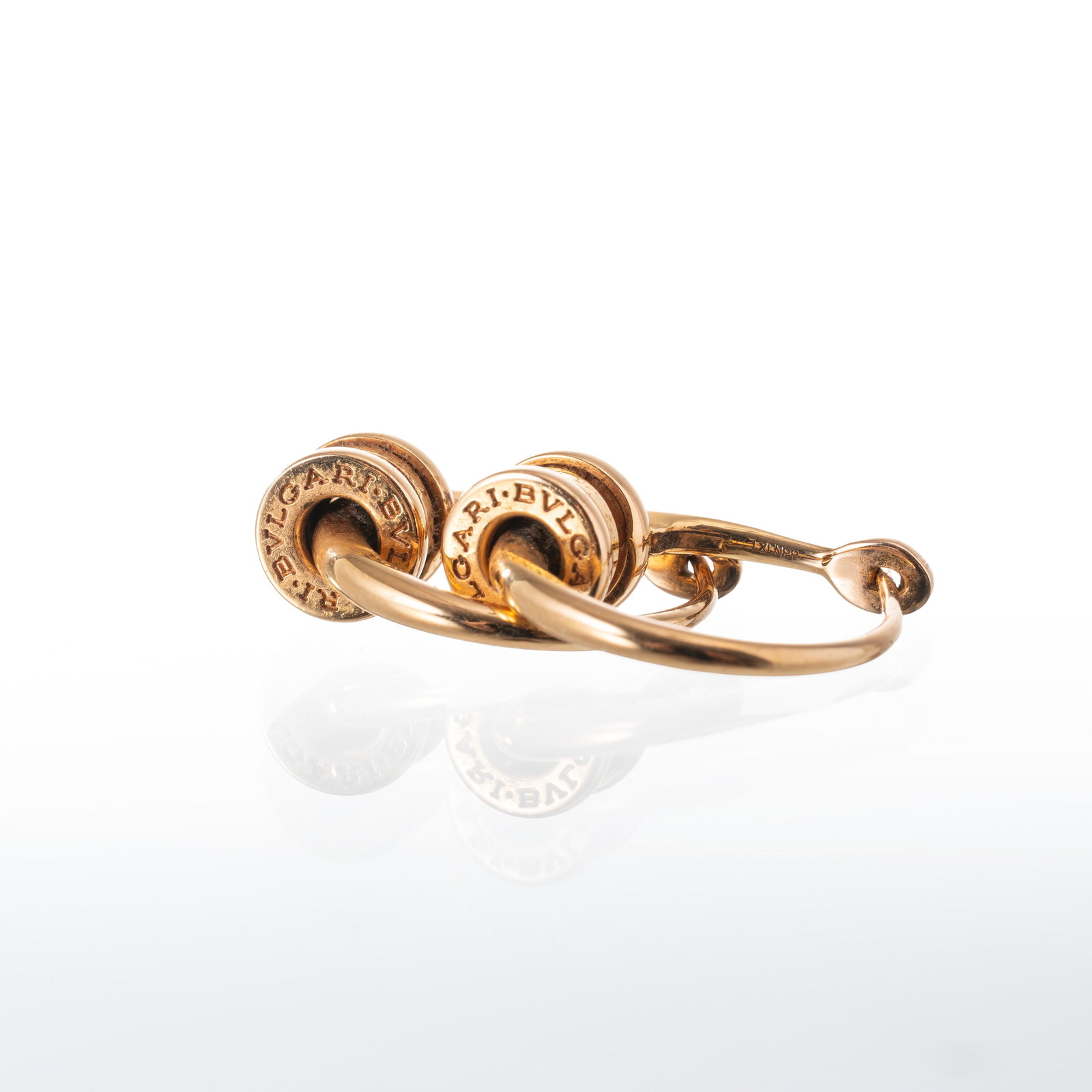 BULGARI – BULGARI BULGARI 18 KT ROSE GOLD EARRINGS: Brand: Bulgari Year: 2009 Material: 18 kt rose gold Accessories: Box and warranty Notes: 18 kt rose gold Bulgari earrings. Pendant diameter: 8 mm. Weight: 9.1 g.