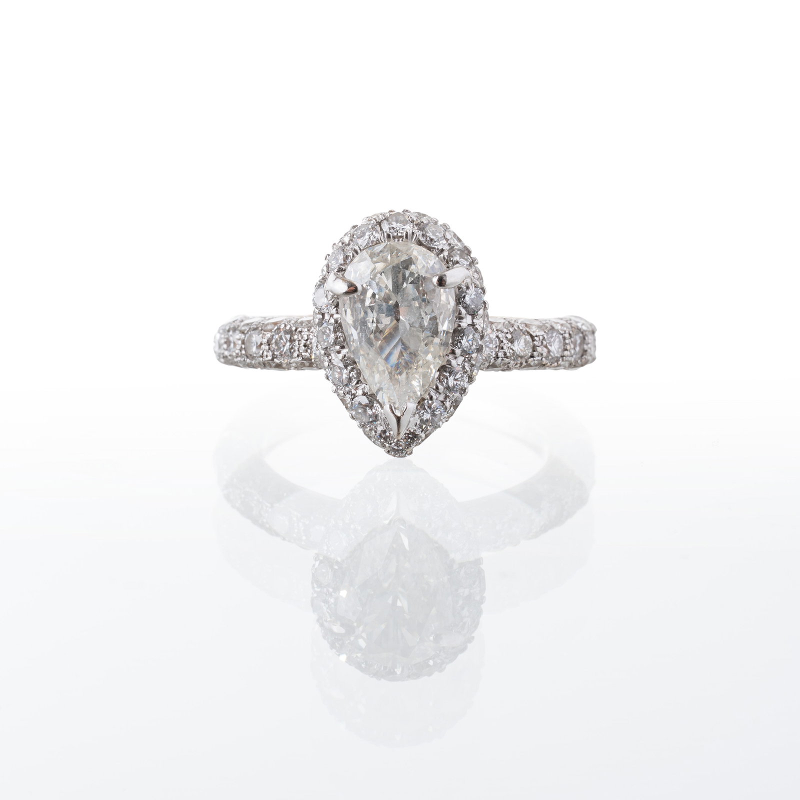 18 KT WHITE GOLD RING WITH A TEARDROP-SHAPED DIAMOND AND A CONTOUR OF BRILLIANT-CUT DIAMONDS (1 of 3)