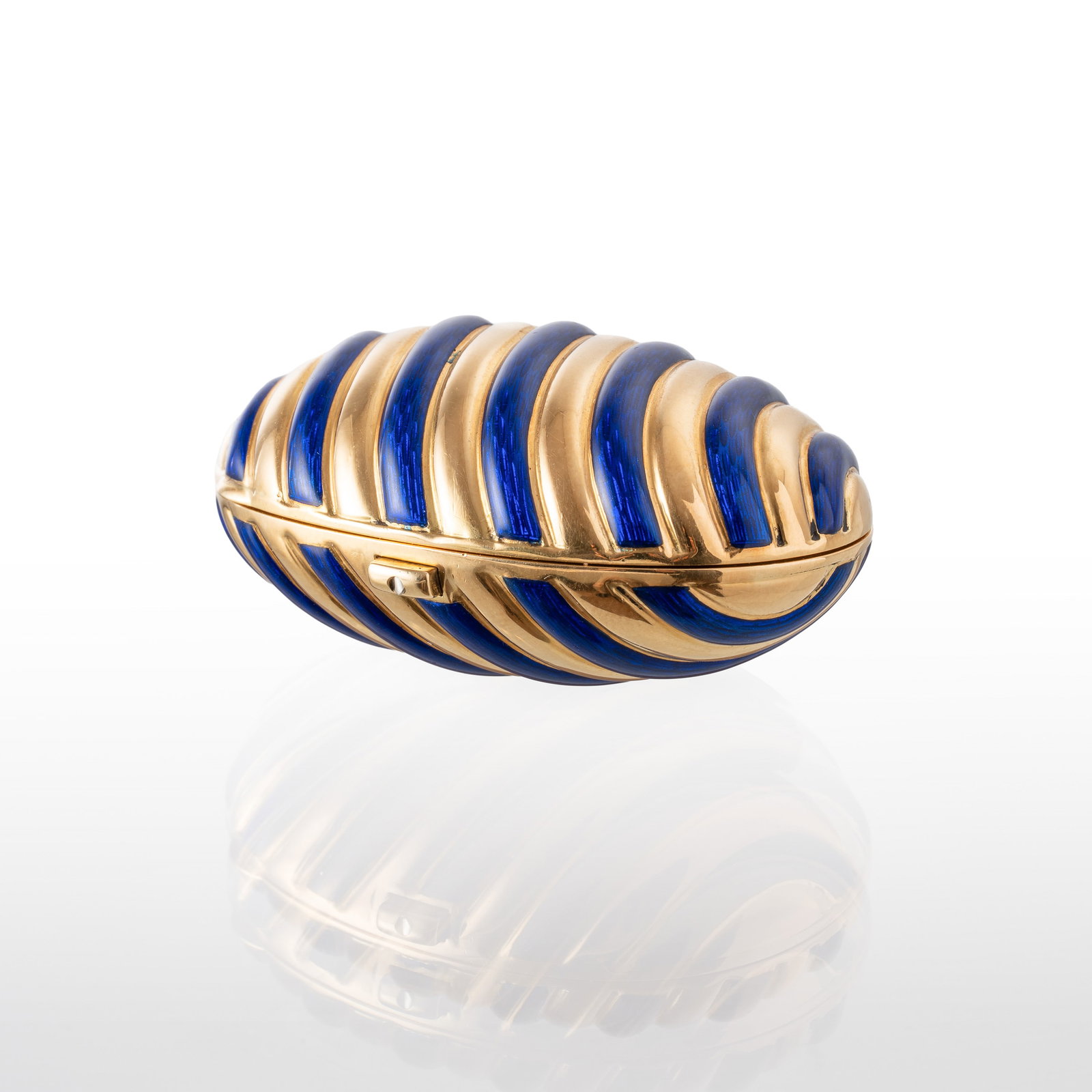 MILA SHON PILL CASE IN 18 KT GOLD AND ENAMEL: Mila Shon pill case in 18-karat gold and enamel. Dimensions: 49 x 36 x 23 mm; weight: 56.90 g.