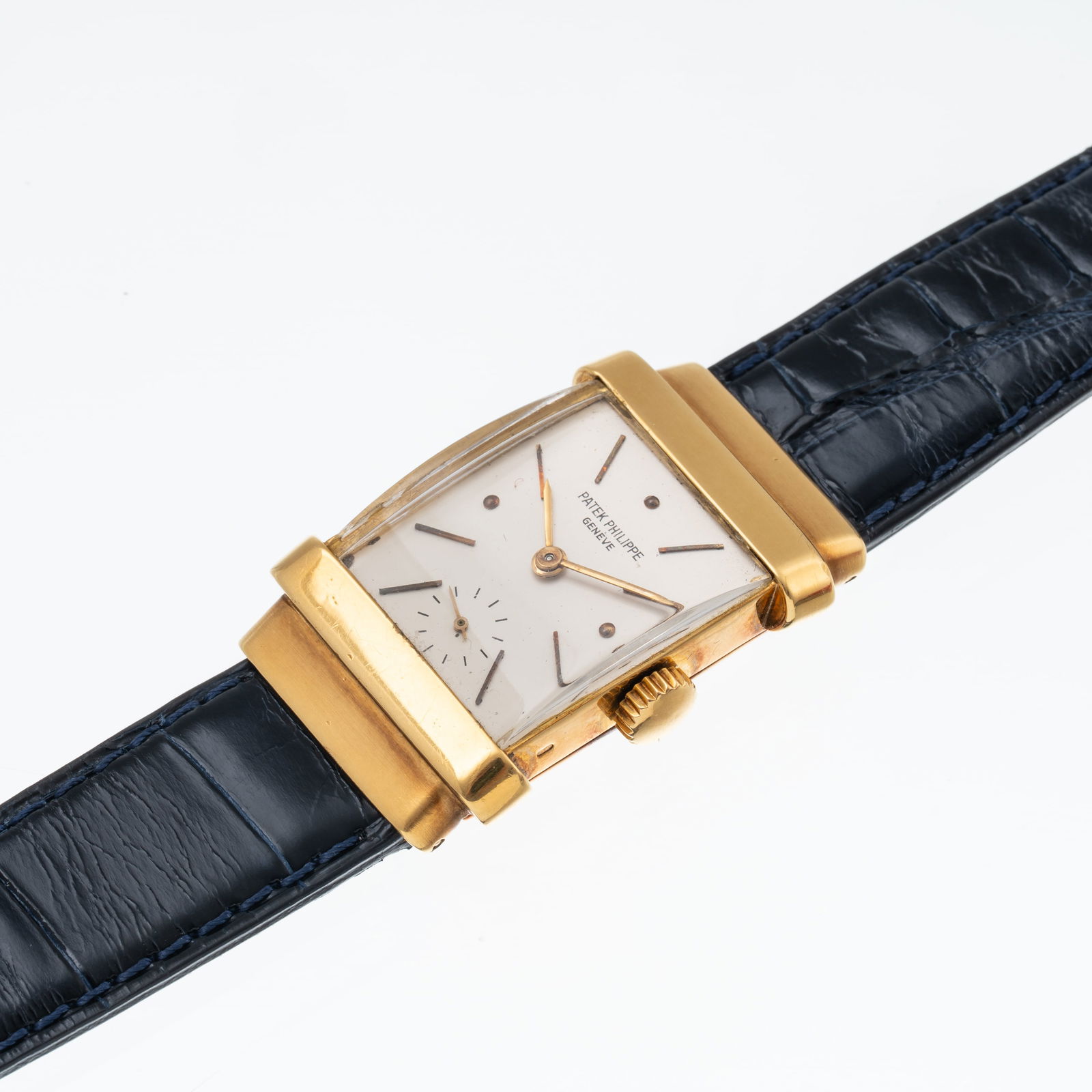 PATEK PHILIPPE - TOP HAT¶18 KT YELLOW GOLD MANUAL WINDING WATCH WITH SILVER DIAL AND SMALL SECONDS: Brand: Patek Philippe Model: Cinesino Year: 1950s Reference: 1450 Dial: Silvered Case no.: 654XXX Movement: Manual-winding Caliber: Patek Philippe 9'''90 Case material: 18 kt yellow gold Bracelet/stra