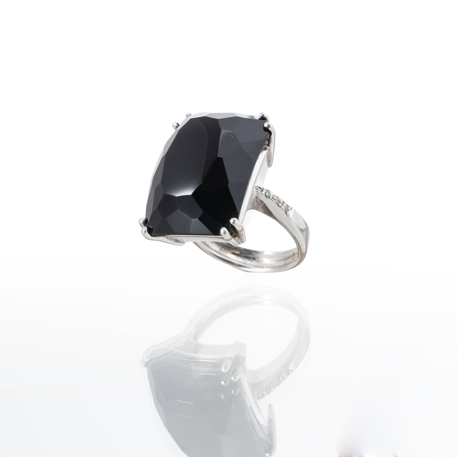 PLATINUM RING WITH RECTANGULAR ONYX: Platinum ring with a rectangular onyx stone; central stone dimensions: 22.3 x 17 mm. Size: 14/54 weight: 14.4 g.