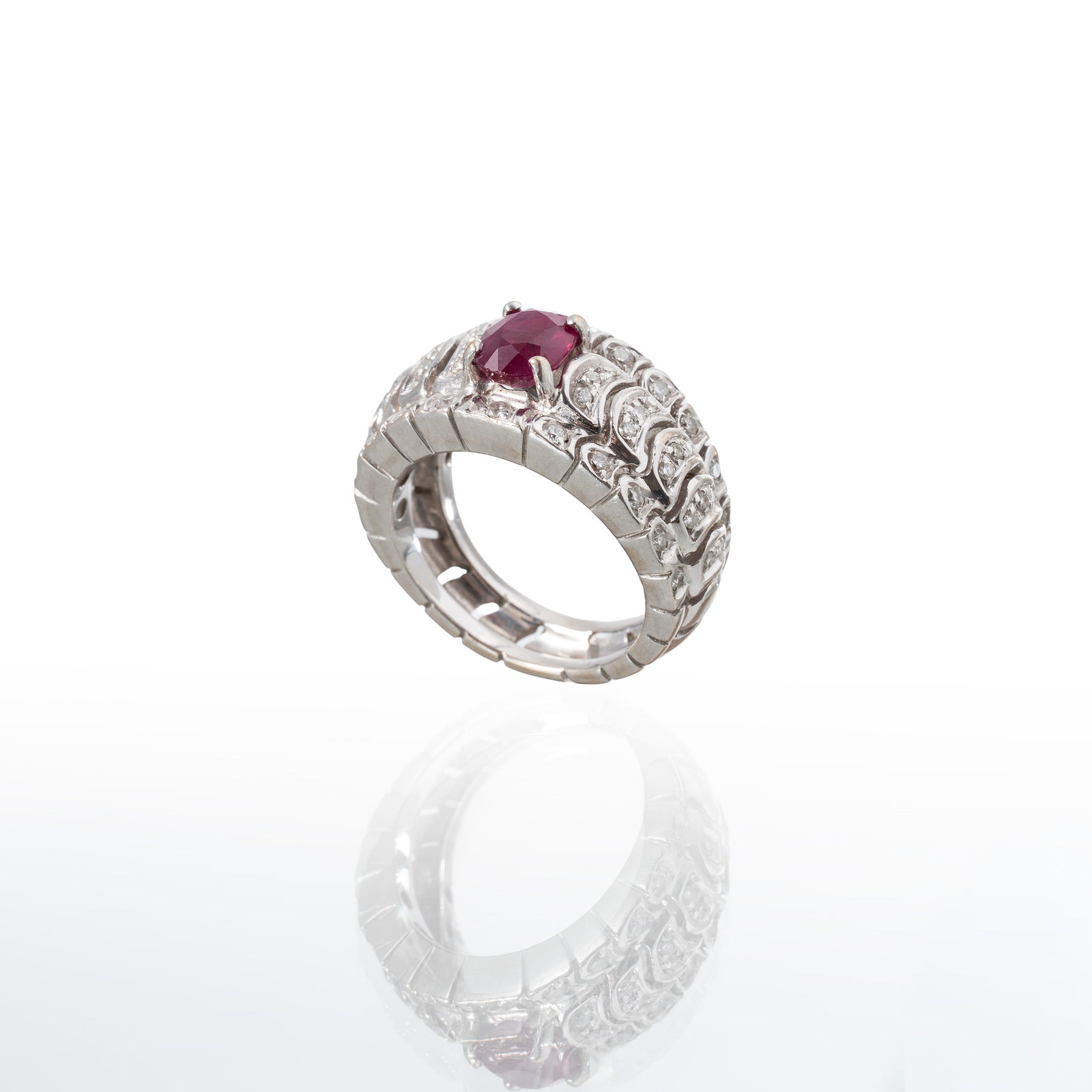18 KT WHITE GOLD RING WITH A RUBY AND DIAMONDS: 18-karat white gold ring with a ruby weighing approximately 1.00 carats and brilliant-cut diamonds weighing approximately 0.60 carats. Size: 53/13 weight: 12.70 g.