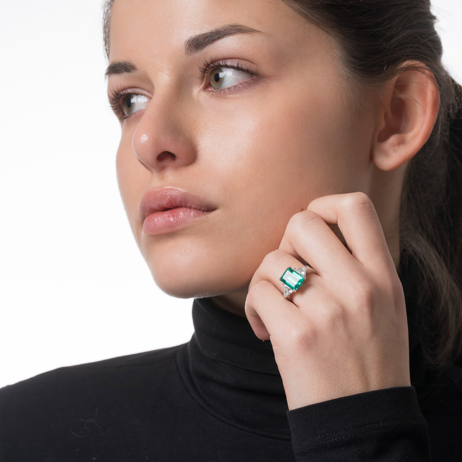 18 KT WHITE GOLD RING WITH EMERALD AND TRIANGULAR-CUT DIAMONDS: 18-karat white gold ring featuring an emerald estimated at 3.00 carats and triangular-cut diamonds on the sides totaling 1.50 carats. Size: 55/15 weight: 7.70 g.