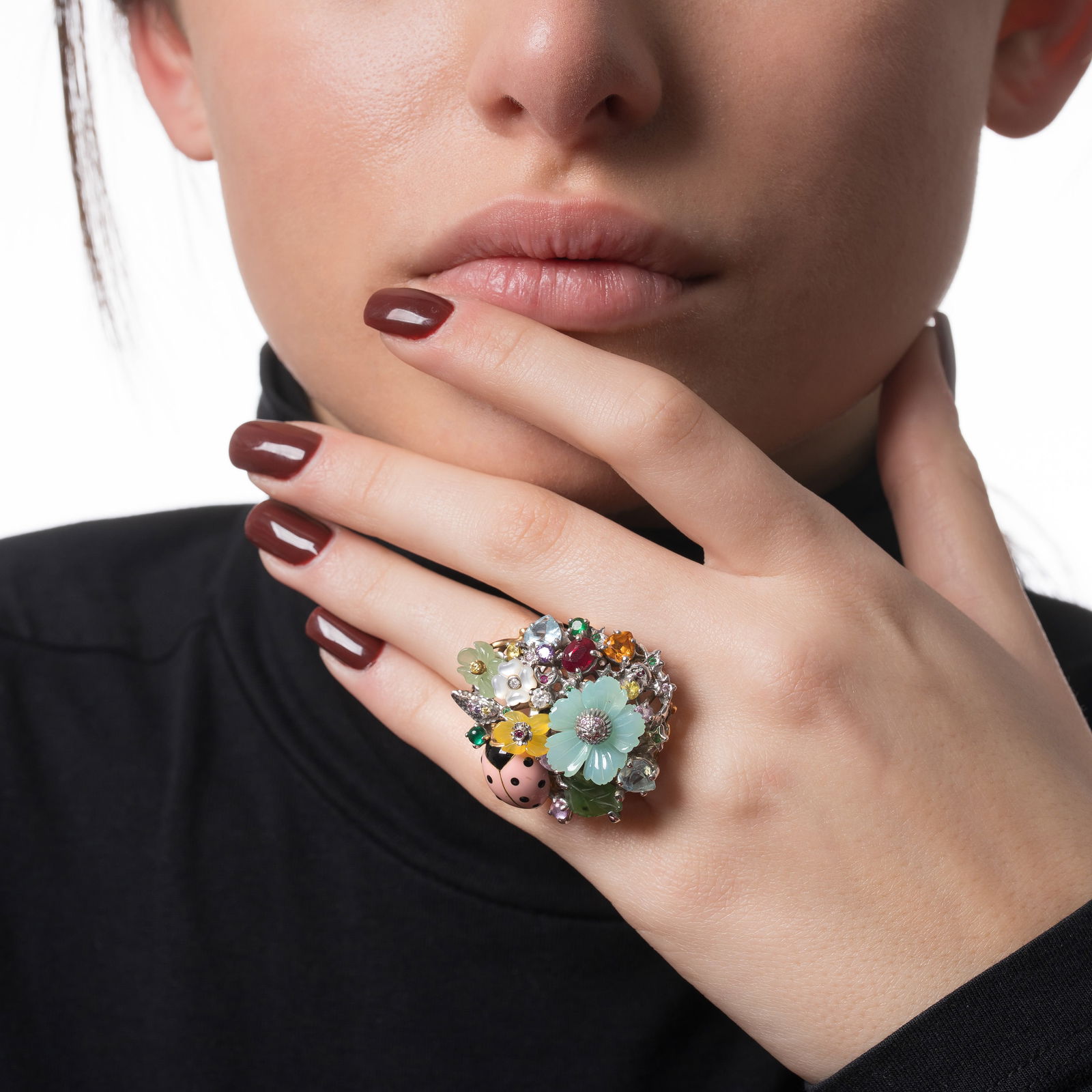 SANTAGOSTINO - 18 KT YELLOW GOLD RING WITH SEMI-PRECIOUS AND PRECIOUS STONES AND ENAMEL: 18-karat yellow gold ring featuring semi-precious and precious stones enamel and floral motifs. Size: 54/14 weight: 33 g.