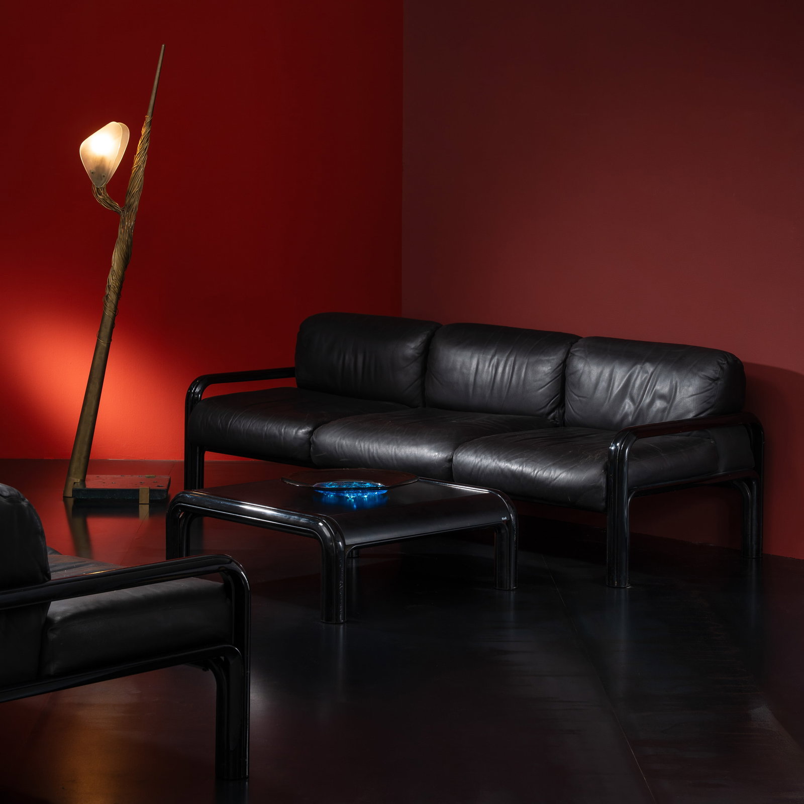 GAE AULENTI THREE-SEATER SOFA: Lacquered metal and leather manufactured by Knoll International USA 1977 77 x 227 x 90 cm manufacturer's mark