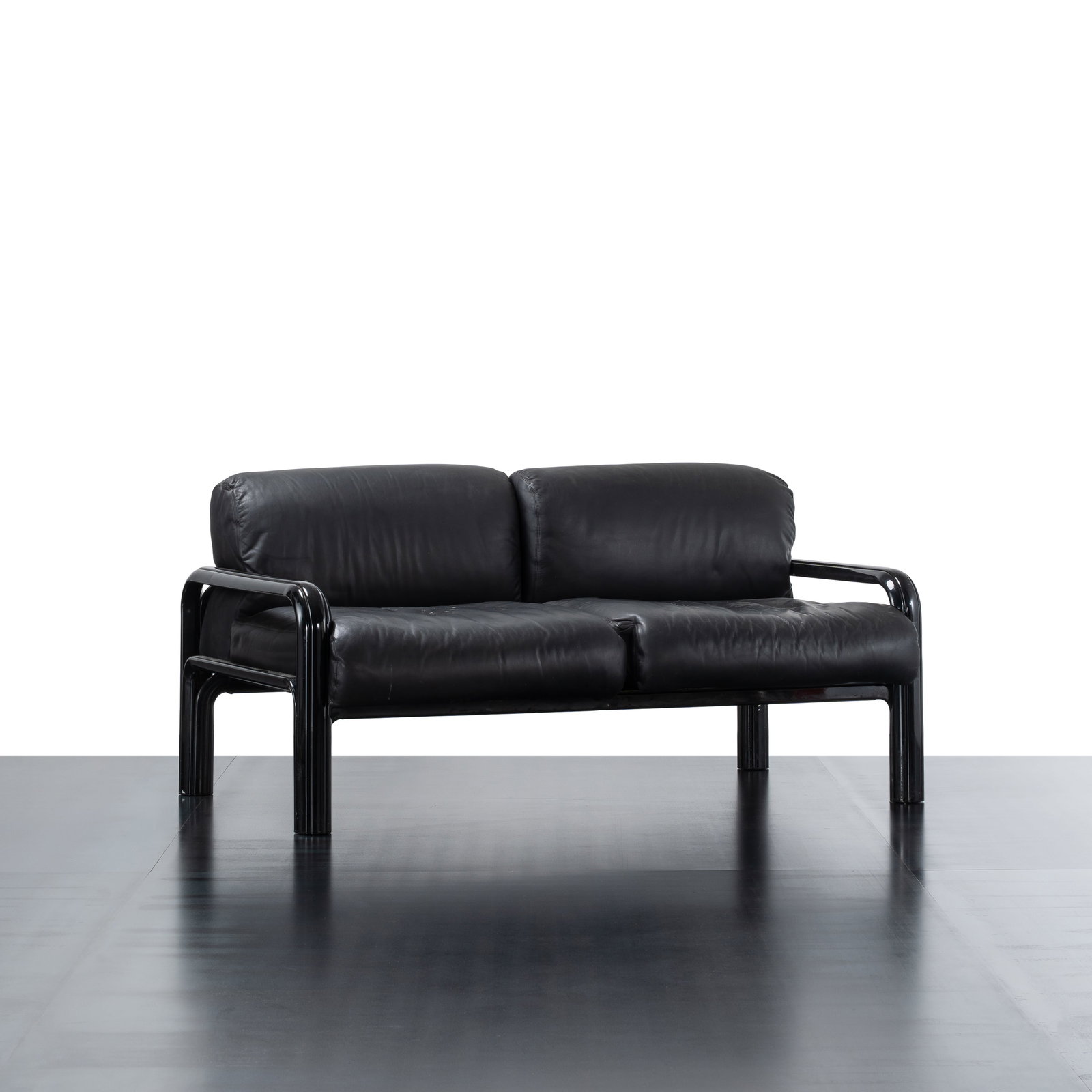 GAE AULENTI TWO-SEATER SOFA: Lacquered metal and leather manufactured by Knoll International USA 1977 77 x 153 x 90 cm manufacturer's mark