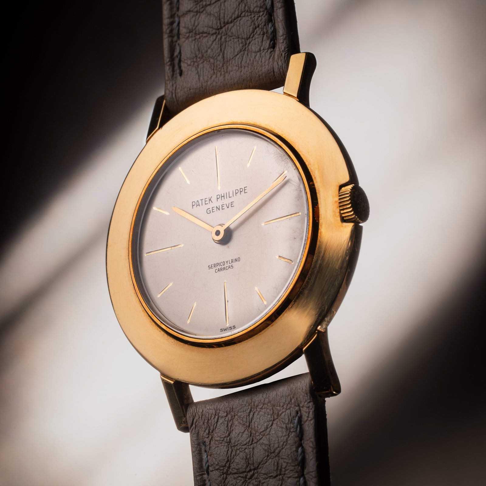 PATEK PHILIPPE – \“DISCO VOLANTE\?? MANUAL-WINDING TIME-ONLY WATCH WITH AN 18KT YELLOW GOLD: Brand: Patek Philippe Model: Calatrava Year: 1950s Reference: 2594 Dial: White Case No.: 2609XXX Movement: Hand-wound Calibre: Patek Philippe 23-300 Material: 18kt yellow gold Strap: Leather Size: 32 