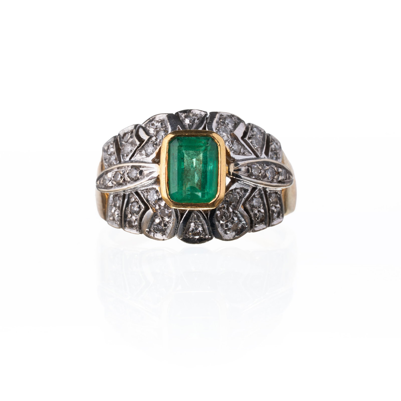 18 KT YELLOW GOLD RING WITH AN EMERALD AND BRILLIANT-CUT DIAMONDS: An 18-carat yellow gold ring set with an emerald estimated at approximately 1.60 carats measuring 7 x 5.50 x 4.20 mm and with brilliant-cut diamonds estimated at approximately 0.35 carats. Dimensions: