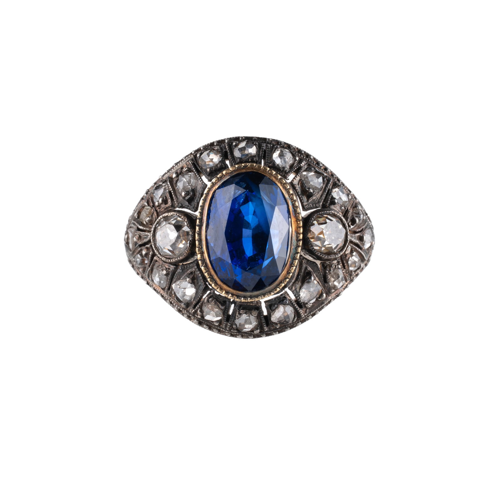 18 KT GOLD AND SILVER RING WITH SAPPHIRE AND DIAMONDS: 18-carat gold and silver ring set with a certified Ceylon 'no heat' sapphire weighing 3.649 carats oval-cut and measuring 9.66 x 6.64 x 6.20 mm and set with antique-cut diamonds estimated at approxima