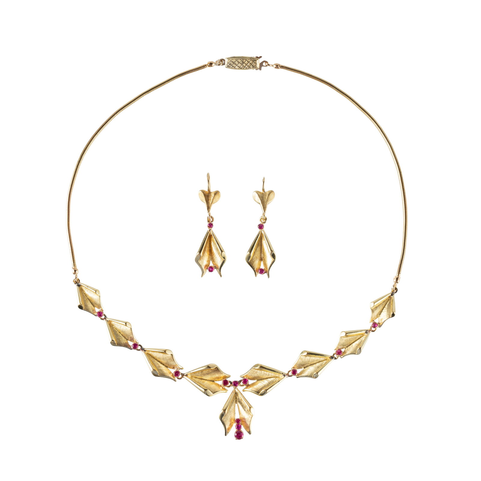 18 KT GOLD NECKLACE AND EARRING SET WITH RUBYS: A set comprising a choker and earrings in 18-carat yellow gold set with small rubies; the choker measures 21 cm in length and the earrings 3.90 cm. Total weight: 32 g.