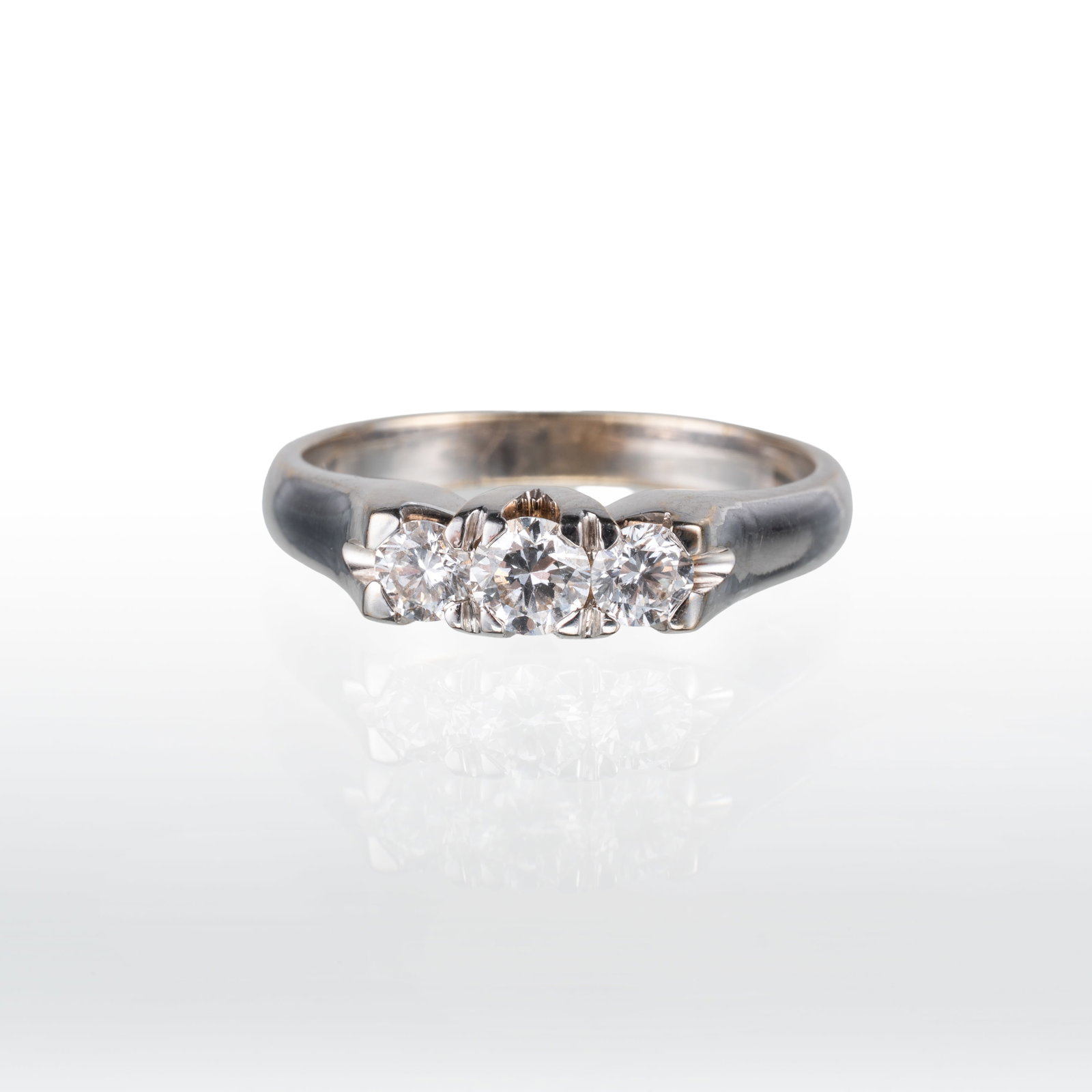 18 KT WHITE GOLD TRILOGY RING WITH DIAMONDS: An 18-carat white gold trilogy ring set with colourless brilliant-cut diamonds with an estimated total weight of approximately 0.55 carats. Weight: 4.90 g; size: 16/56.