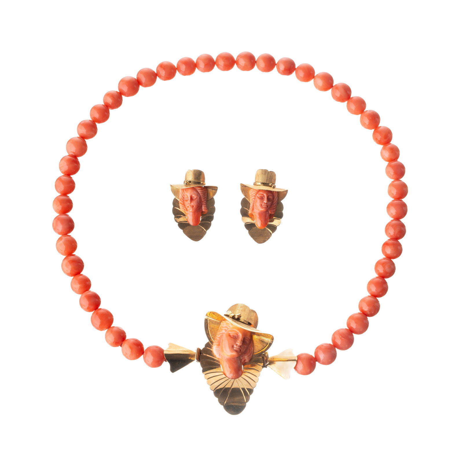 18 KT YELLOW GOLD NECKLACE AND EARRING SET WITH CORAL: A set comprising a choker and earrings in 18-carat yellow gold featuring pink coral beads 10 mm in diameter. The necklace is 49 cm long; the earrings measure 22 x 34 mm. The set weighs 73.60 g and the