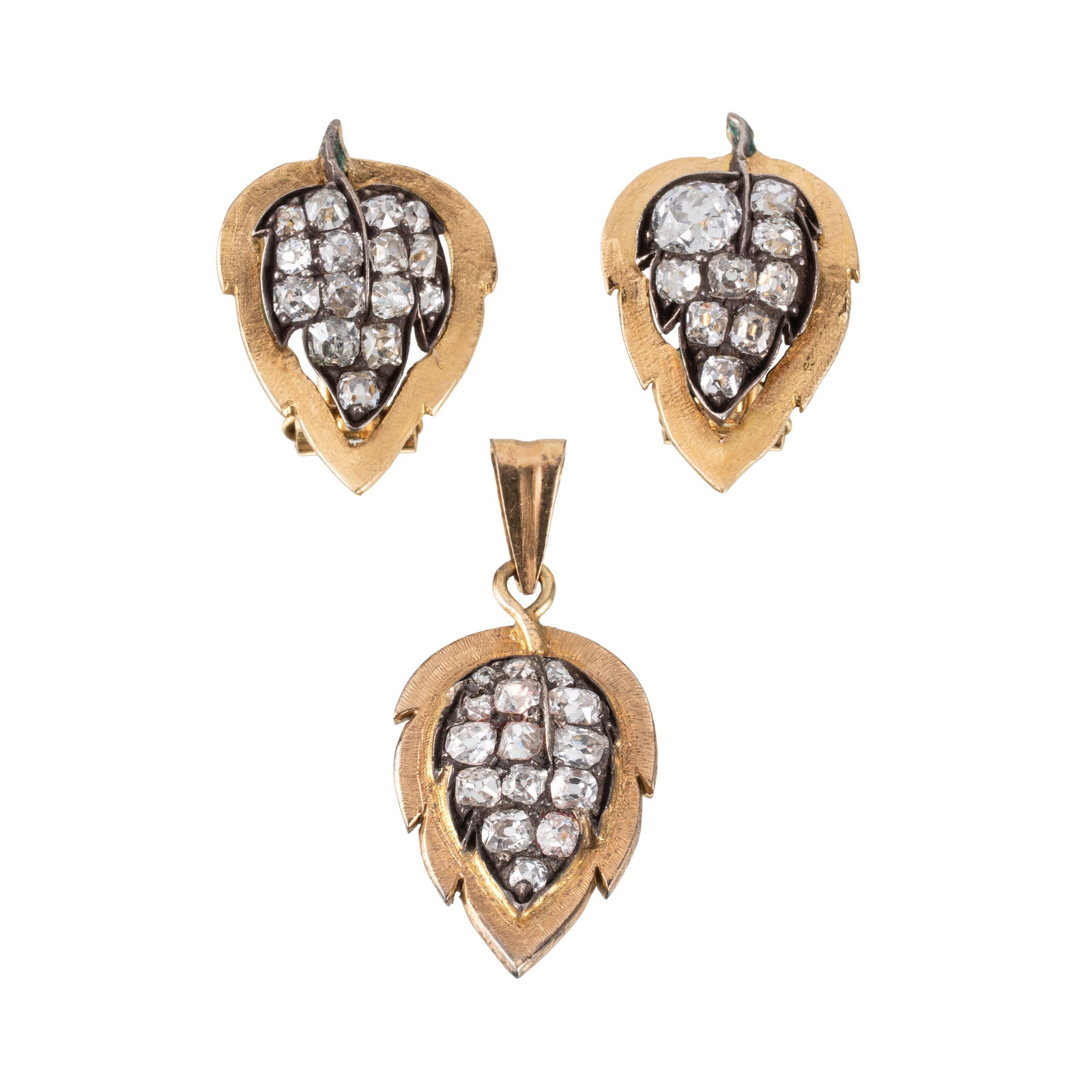 18 KT YELLOW GOLD SET WITH ANTIQUE-CUT DIAMONDS IN THE SHAPE OF LEAVES: An 18-carat yellow gold set with antique-cut diamonds comprising earrings and a pendant in the shape of leaves with an estimated total carat weight of approximately 1.00 ct. The earrings measure 2.10 