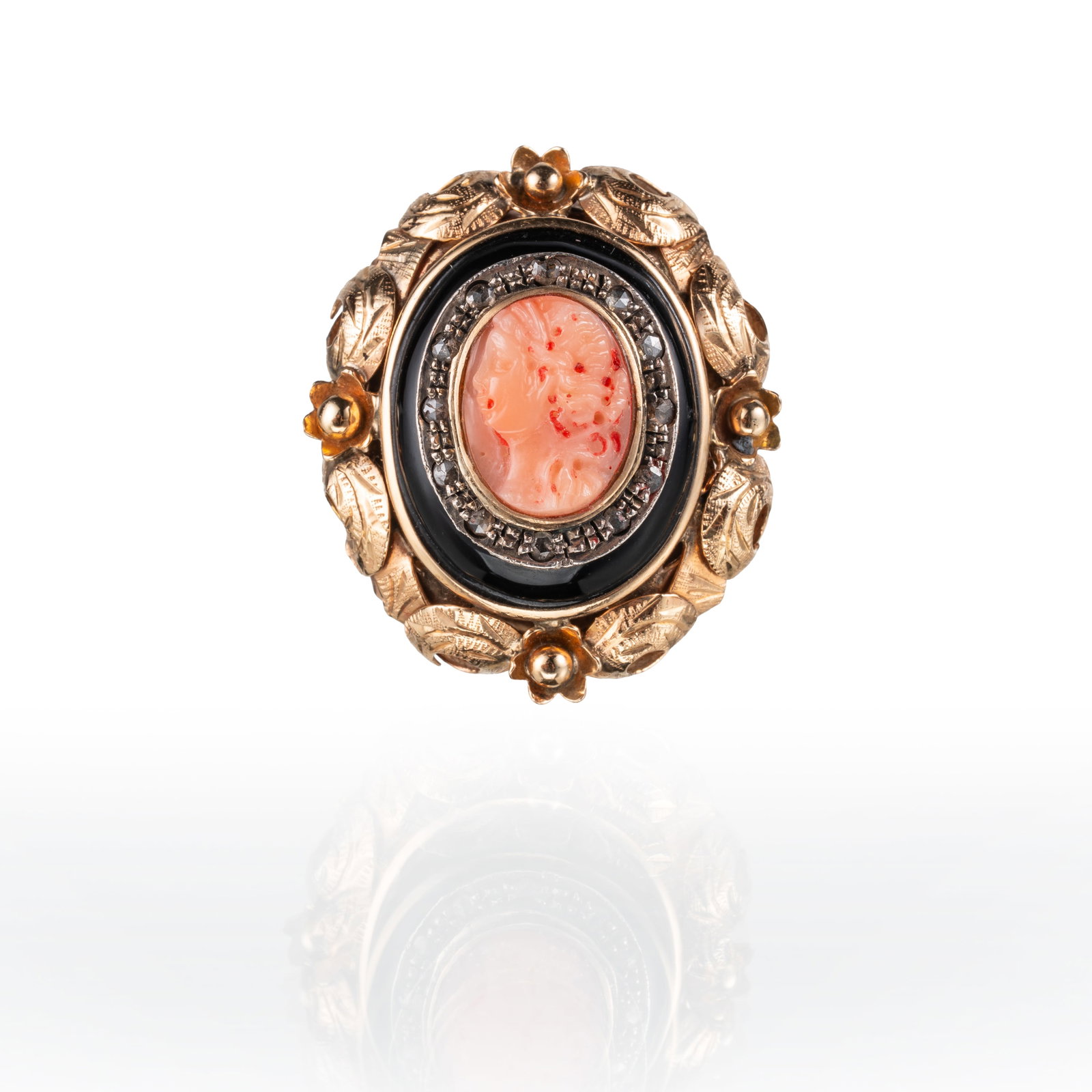 14KT YELLOW GOLD RING FEATURING A FEMALE FIGURE IN GLASS PASTE AND ONYX: A 14kt yellow gold ring featuring a female figure in glass paste measuring 12.90 x 11.20 mm and onyx. Height: 33.50 mm width: 27.80 mm thickness: 19.40 mm and weight: 18 g. Size: 15/55.