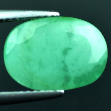 3.92 CTS~Rich Green NATURAL Emerald : STONE NAME : EMERALD LOT NO : EM- 4358 , Quantity: 1PCS , WEIGHT CTS : 3.92 CTS , SIZE : 13X9.3X4 MM , COLOR : GREEN , SHAPE : OVAL , ORIGIN : COLOMBIA , LUSTER : MARVELOUS , HARDNESS : 7.5 , TREAT