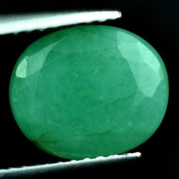 2.86 CTS~Rich Green Emerald Transperant : STONE NAME : EMERALD LOT NO : EM- 4092 , Quantity: 1PCS , WEIGHT CTS : 2.86 CTS , SIZE : 10.2X8.6X4.4 MM , COLOR : GREEN , SHAPE : OVAL , ORIGIN : COLOMBIA , LUSTER : MARVELOUS , HARDNESS : 7.5 , TREA