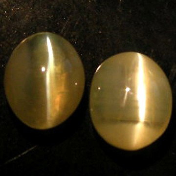 1.58Cts~Natural Chrysoberyl Cat's eye: STONE NAME : Chrysoberyl Cat's eye , LOT NO : CE496C- 105 (2911) , Quantity: 2PCS , WEIGHT CTS : 1.58CTS , SIZE : 5.3 X 4.3 X 3 MM. , COLOR : COLOR CHANGE , SHAPE : OVAL , CLARITY : VVS , ORIGIN : IND