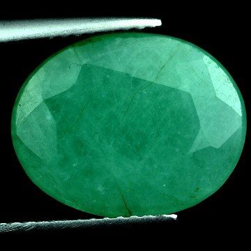 5.86 CTS~Rich Green Emerald Transperant: STONE NAME : EMERALD LOT NO : EM- 4081 , Quantity: 1PCS , WEIGHT CTS : 5.86 CTS , SIZE : 14.8X11.7X4.8 MM , COLOR : GREEN , SHAPE : OVAL , ORIGIN : COLOMBIA , LUSTER : MARVELOUS HARDNESS : 7.5 , TREAT