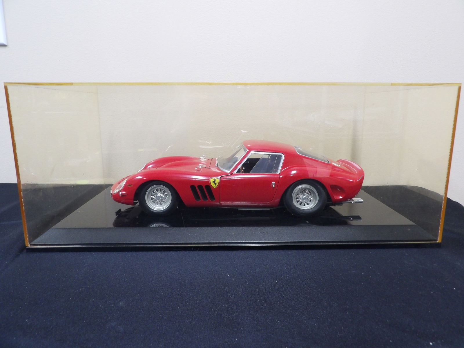 FERRARI 1992 Large Display Case Centerpiece Quality (1 of 8)