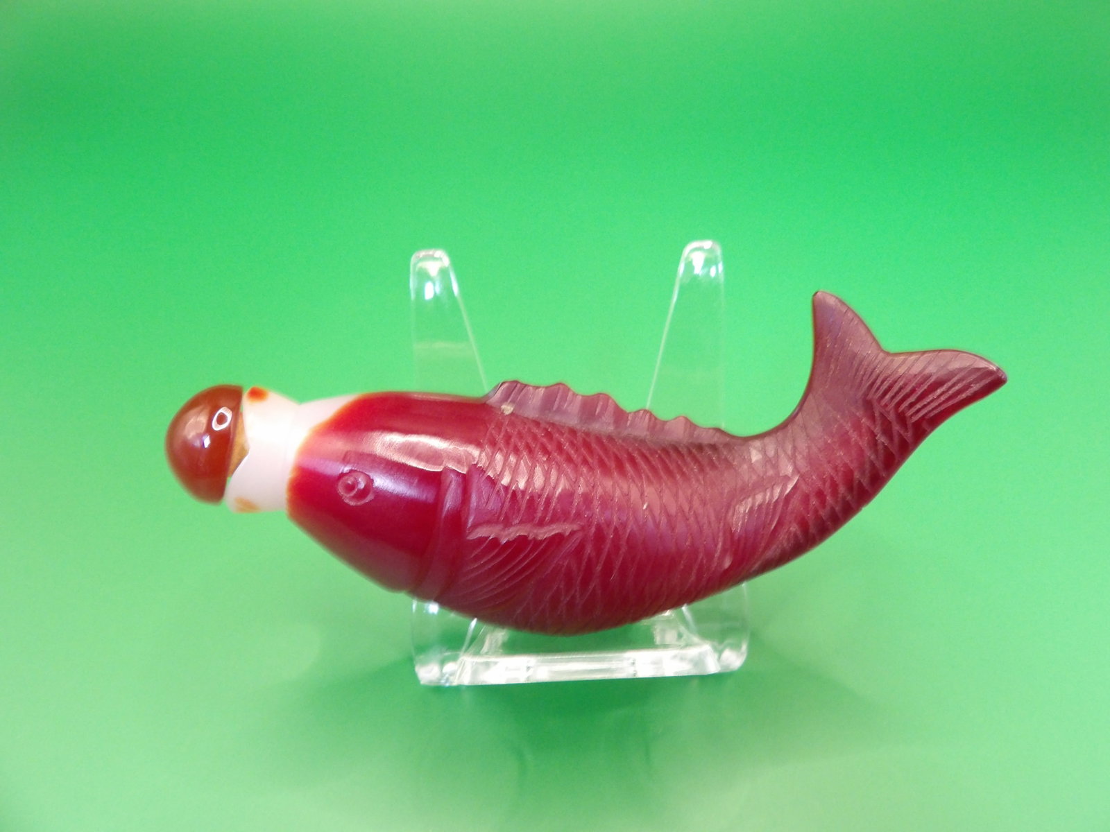 Chinese Qing dynasty fish shaped glass snuff bottle: 3.2 inches length.