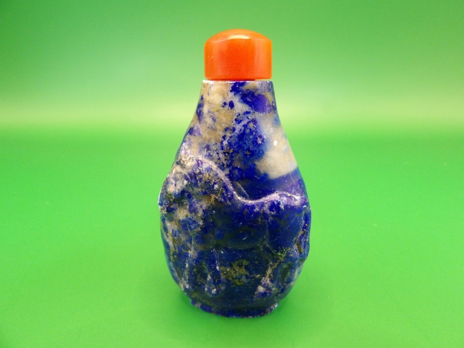 Chinese carved horse raised motif lapis lazuli snuff bottle agate stopper: 2 inches height.