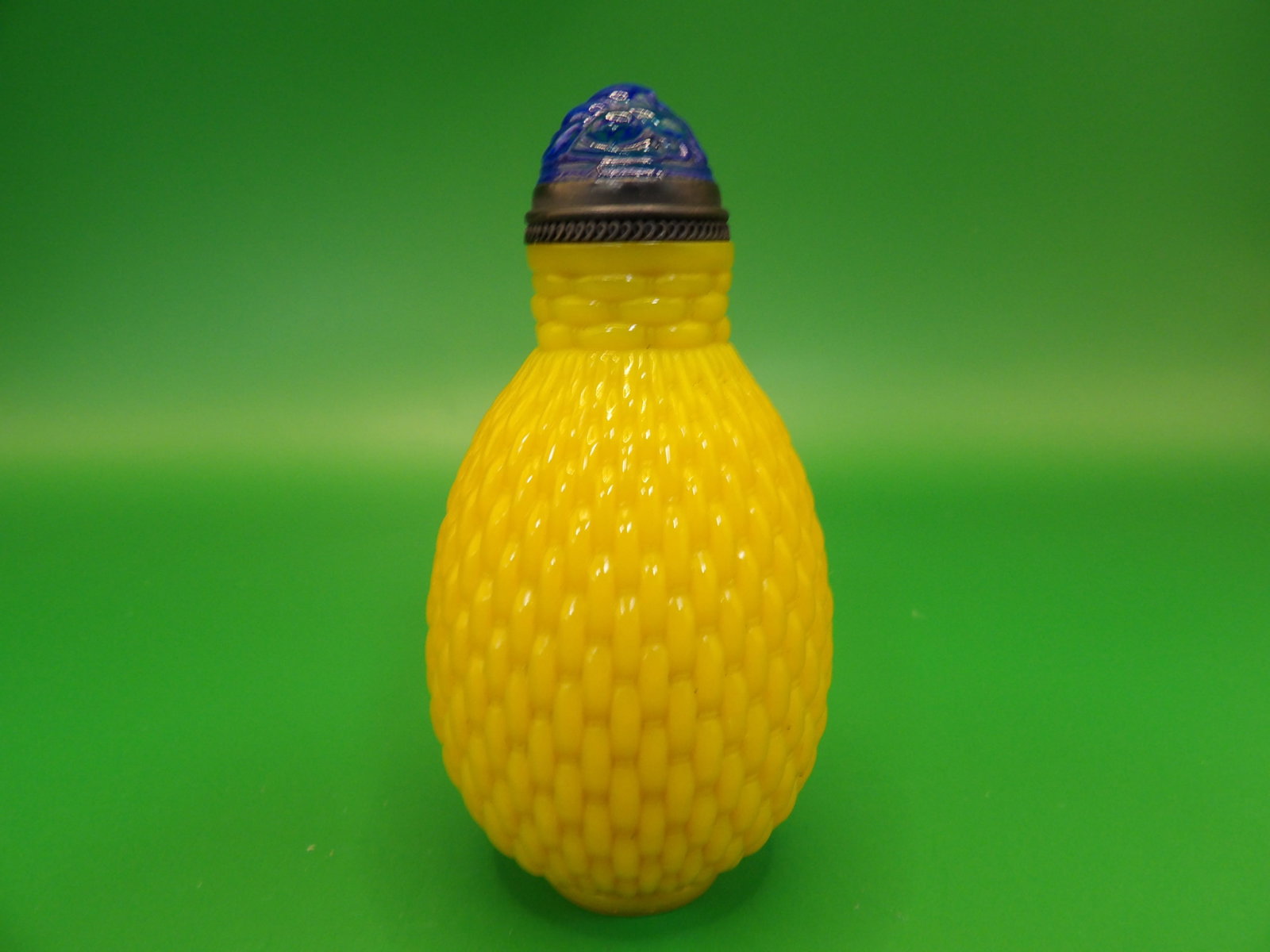 Chinese 18th century Imperial Workshop basket weave yellow glass snuff bottle: Leaf mark on the bottom. 2.9 inches height.