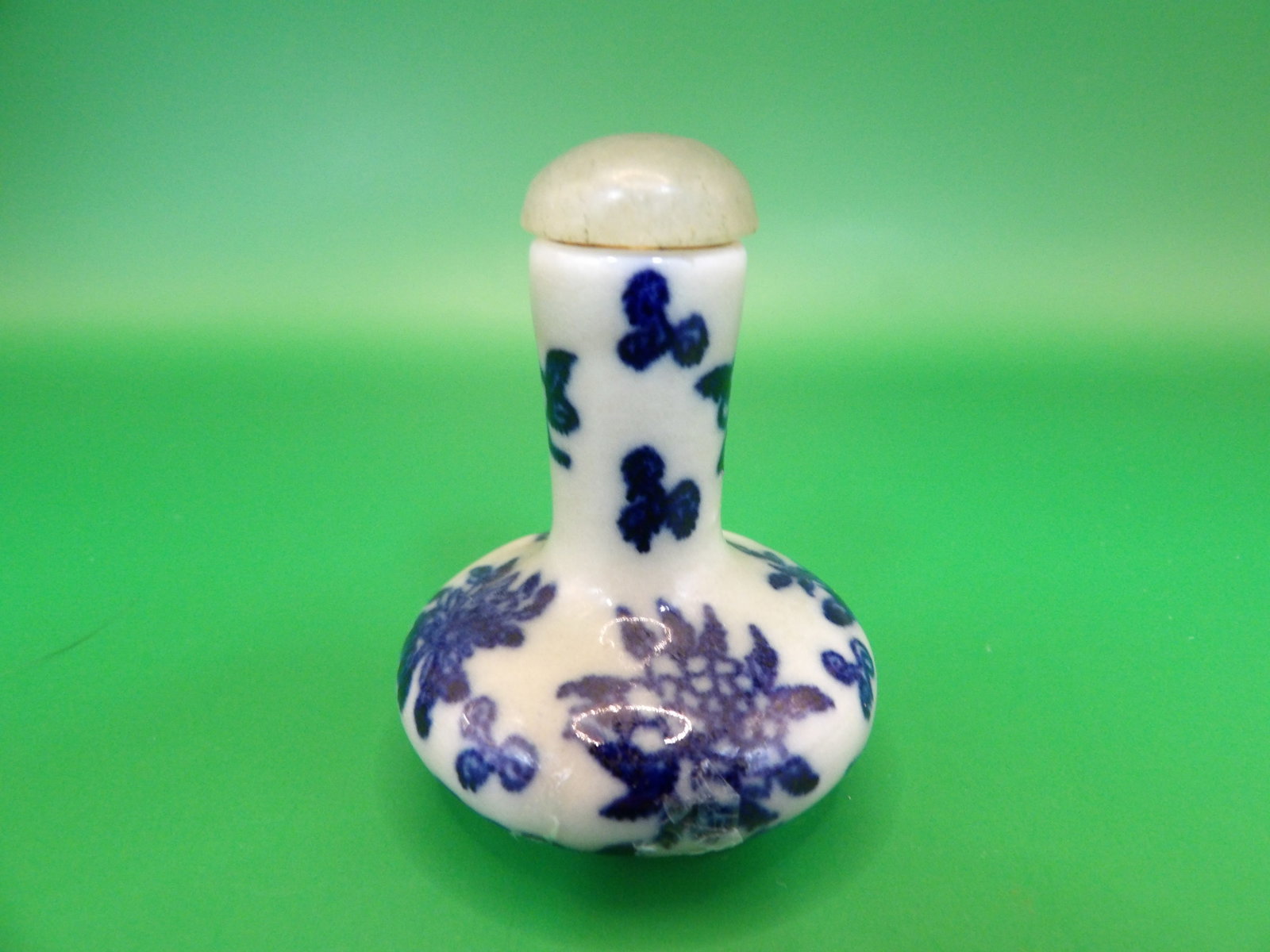 Chinese porcelain snuff bottle marked on the bottom: 1.8 inches height.