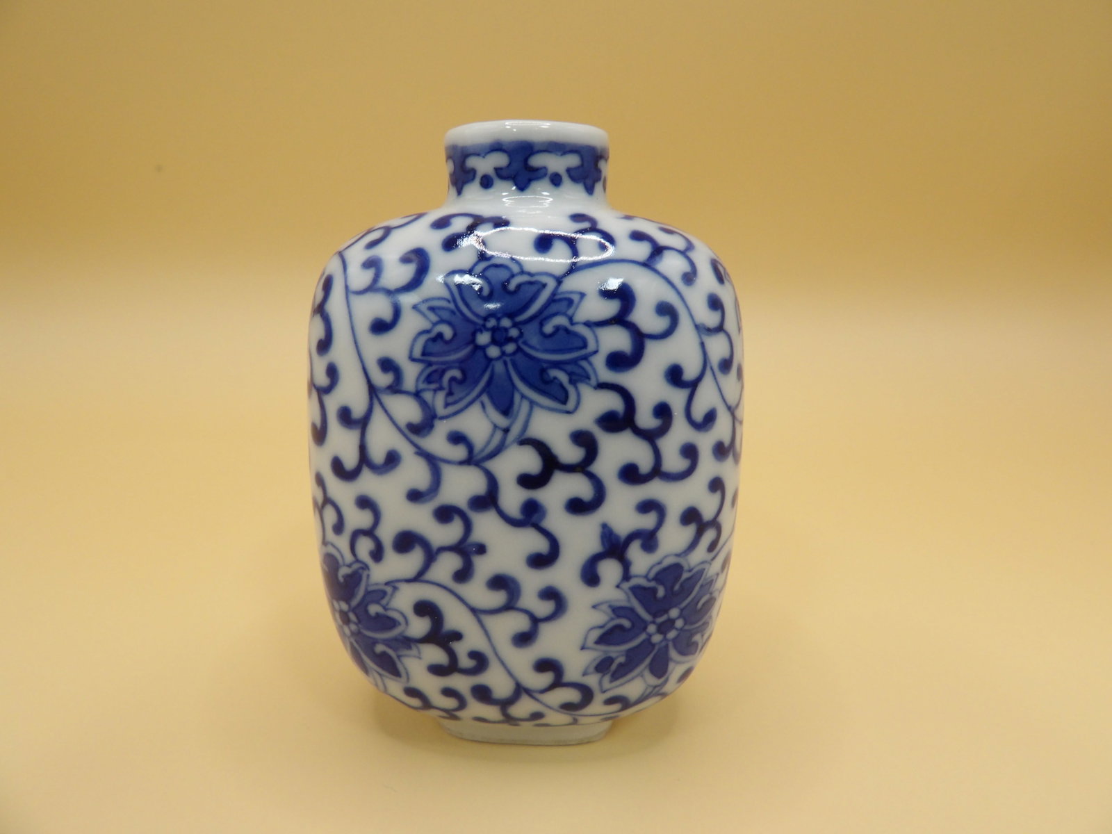 Chinese fine painted porcelain snuff bottle with Qing dynasty Qianlong mark: 2.6 inches height.