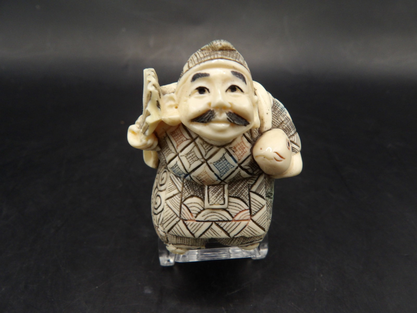 Fine Japanese hand painted netsuke - No Export: 1.7 inches height.