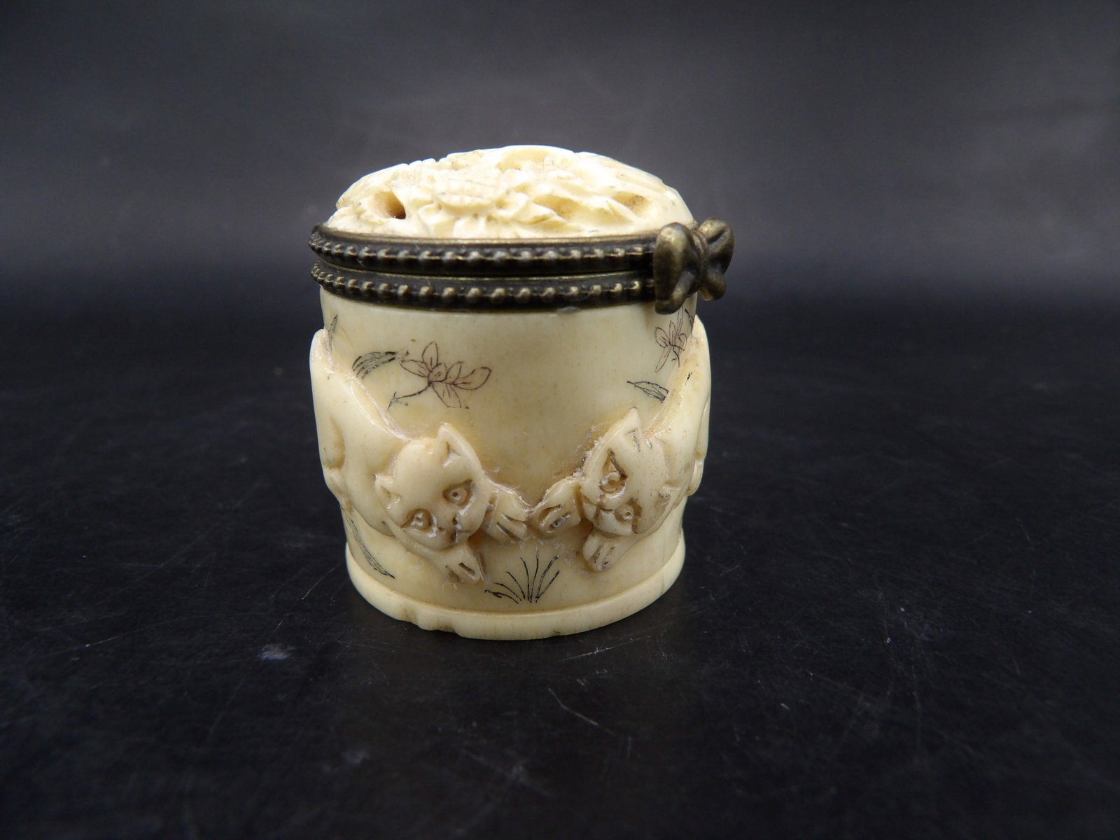Japanese netsuke lidded box with raised cats carving - No Export: 1.4 inches height.
