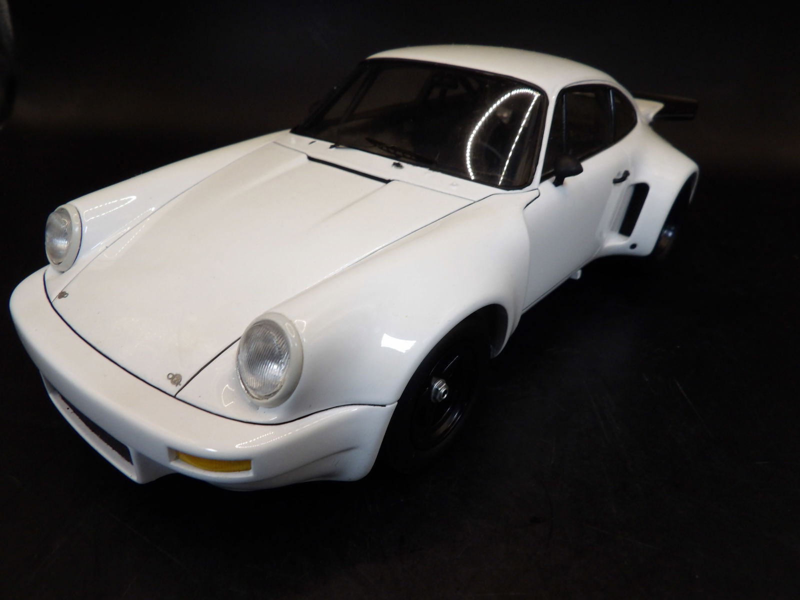 Spark Classical Car: 9.3 inches length. Right side mirror missing?