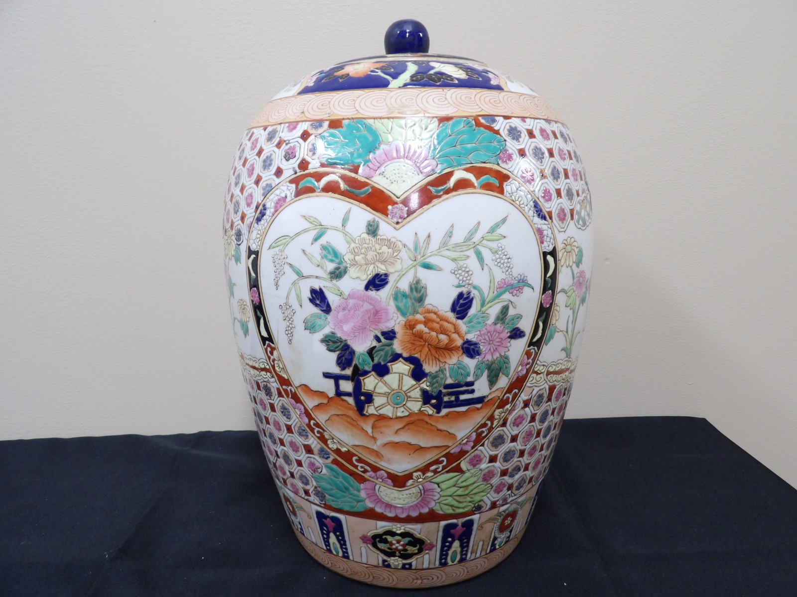 Chinese Qing dynasty Daoguang mark large porcelain ginger jar fine details: Over 14 inches height.