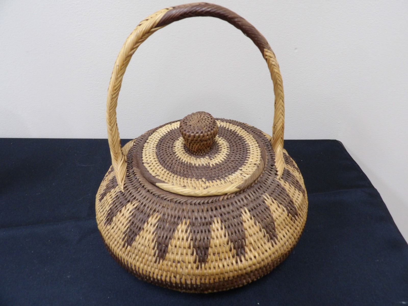 Vintage Hand Woven Basket With Lid & Handle Native American? (1 of 5)