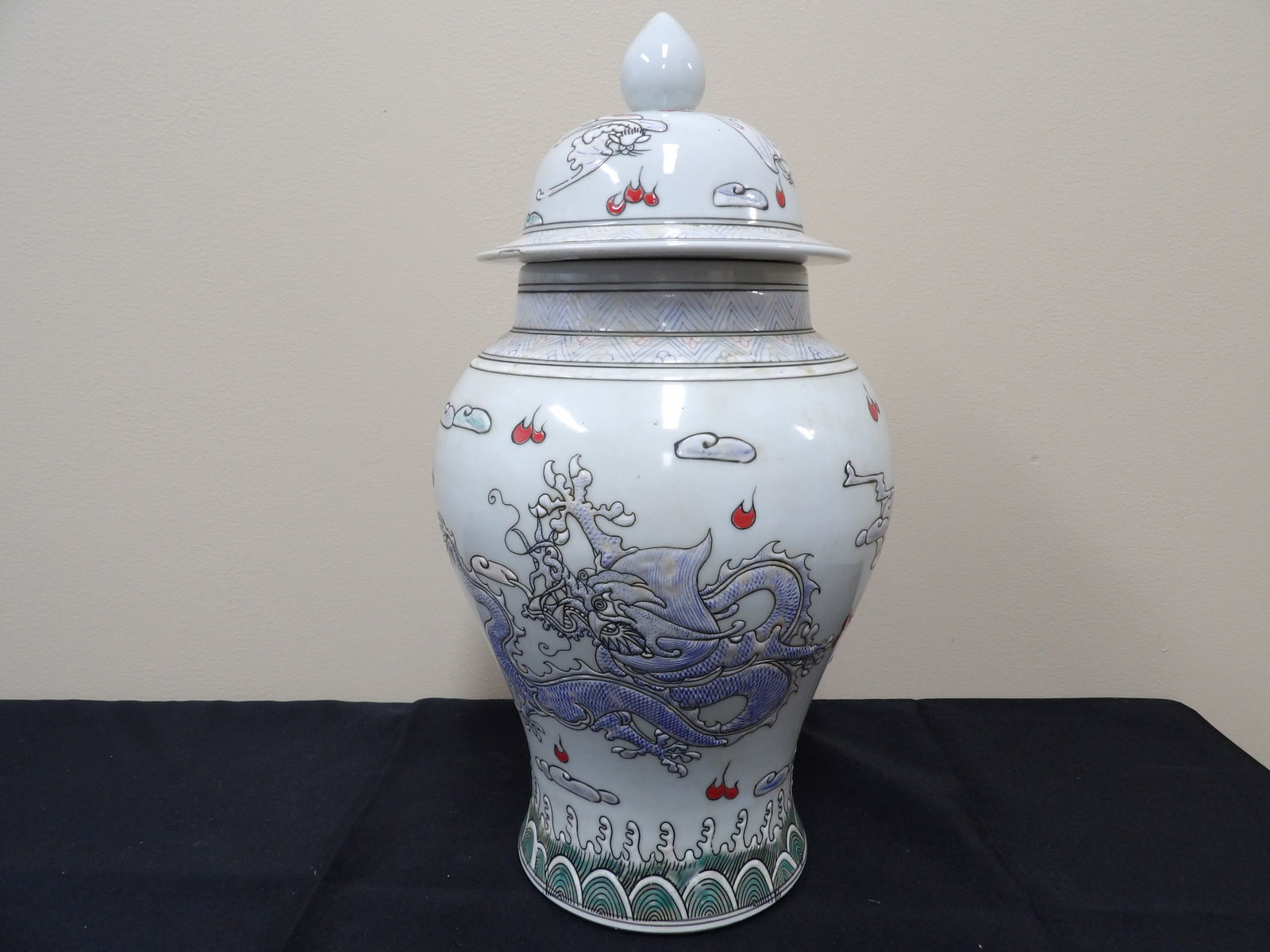 Chinese Qing dynasty Kangxi mark dragon motif porcelain ginger jar (1 of 10)