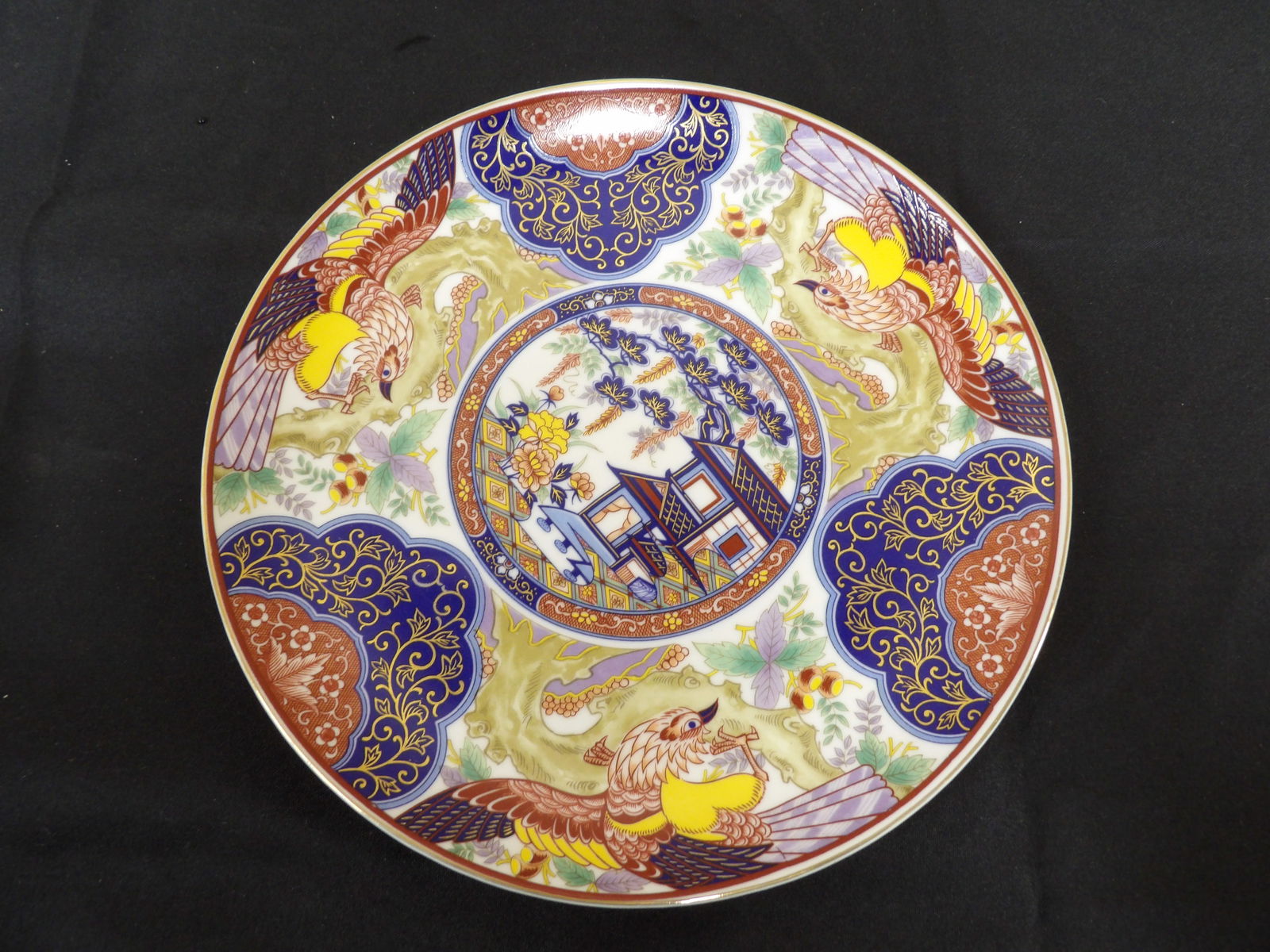 Japanese Imari porcelain plate: 10 inches diameter.