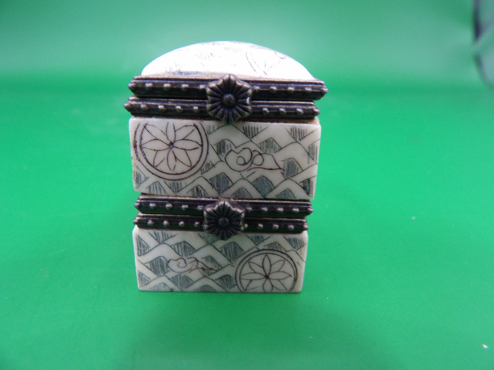 Japanese netsuke box shaped carving - No Export (1 of 6)