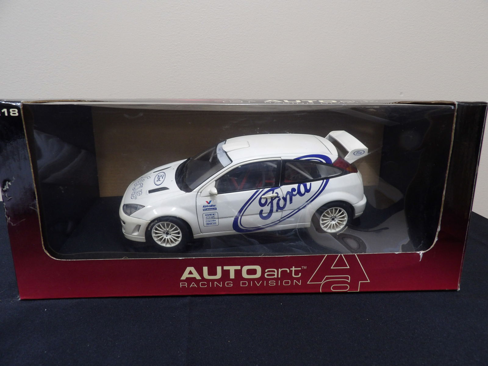 Autoart 1:18 Ford Focus scale car (1 of 8)