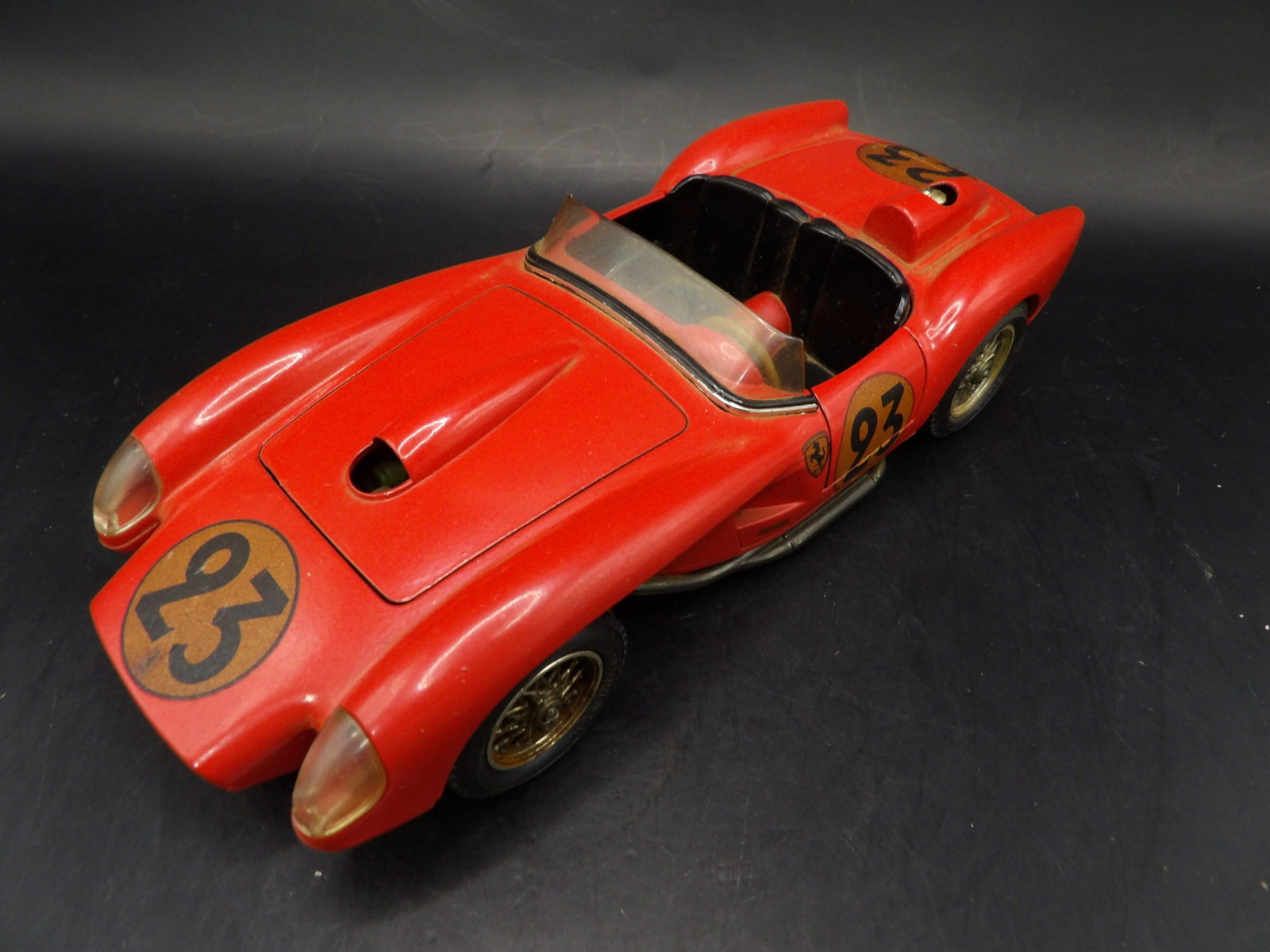 1:24 made in Italy Bburago Ferrari 250 Testa Rossa with box marked 23: 7 inches length.