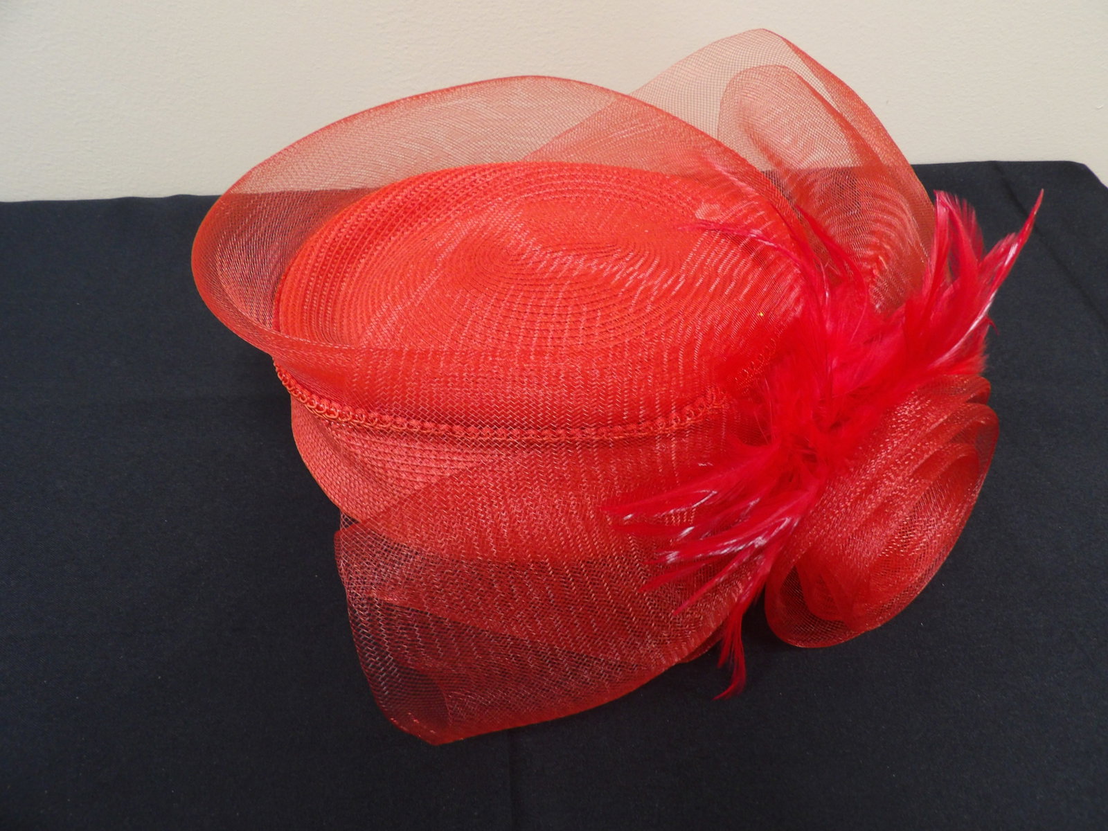 vintage woman's red color hat: Size small.