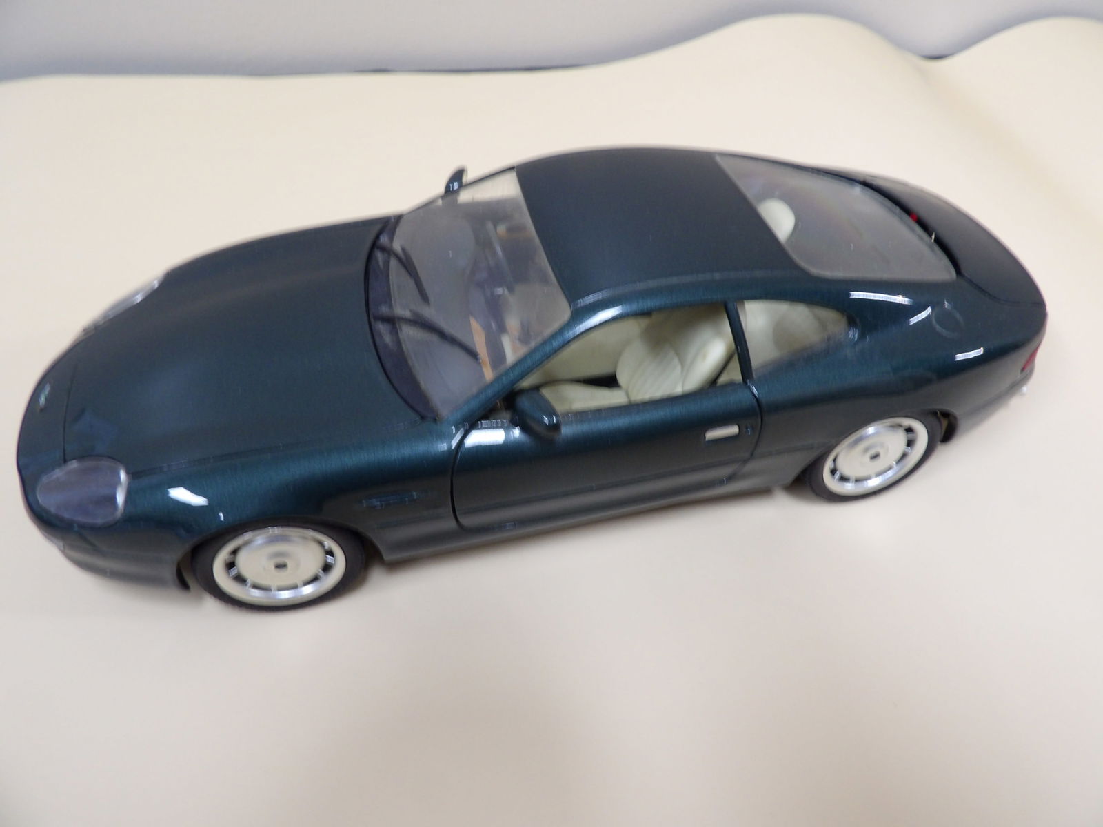 Guiloy 1:18 Aston Martin DB7 made in spain scale car (1 of 9)