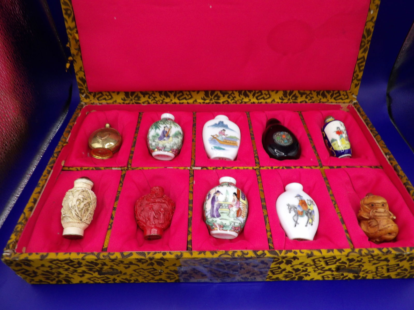 Lot of 10 snuff bottles plus a padded storage box (1 of 7)