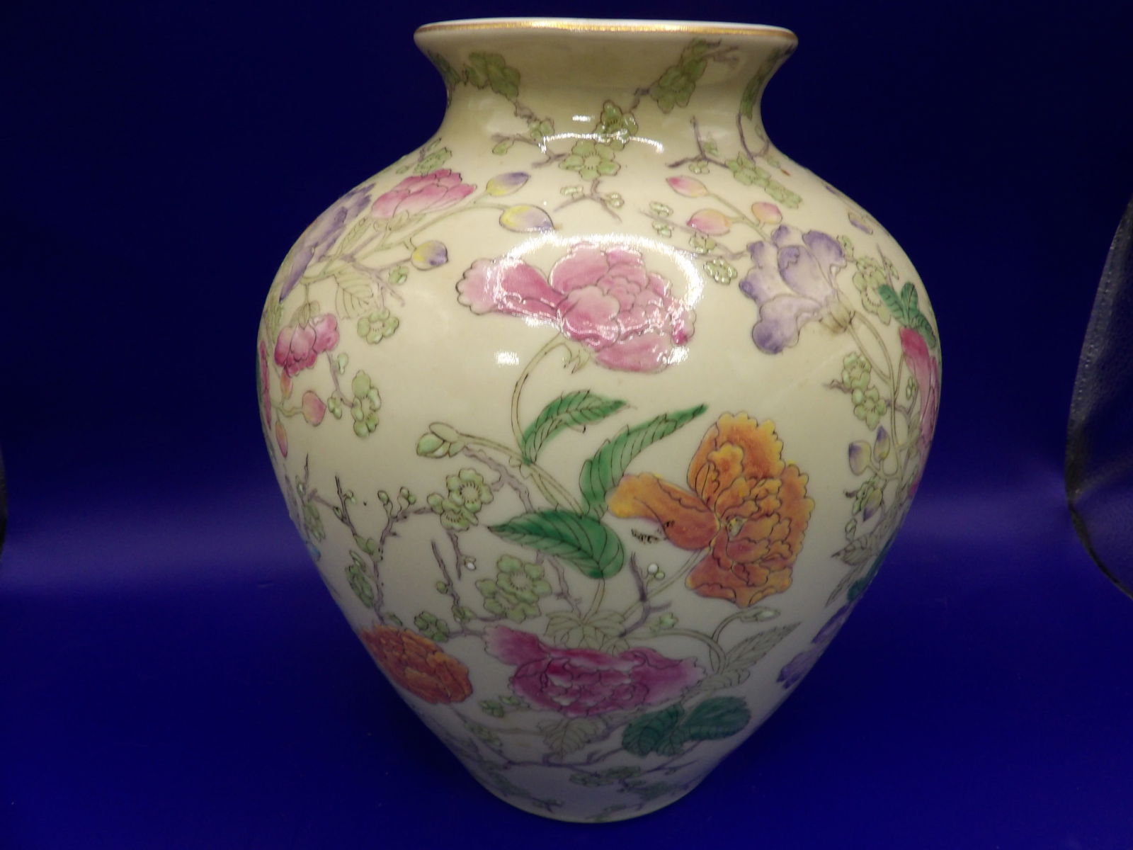 Chinese porcelain vase with pastel flowers pattern (1 of 6)